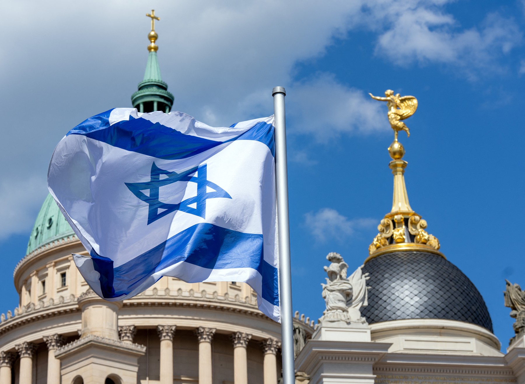 Izraelska zastava plapola v Brandenburgu