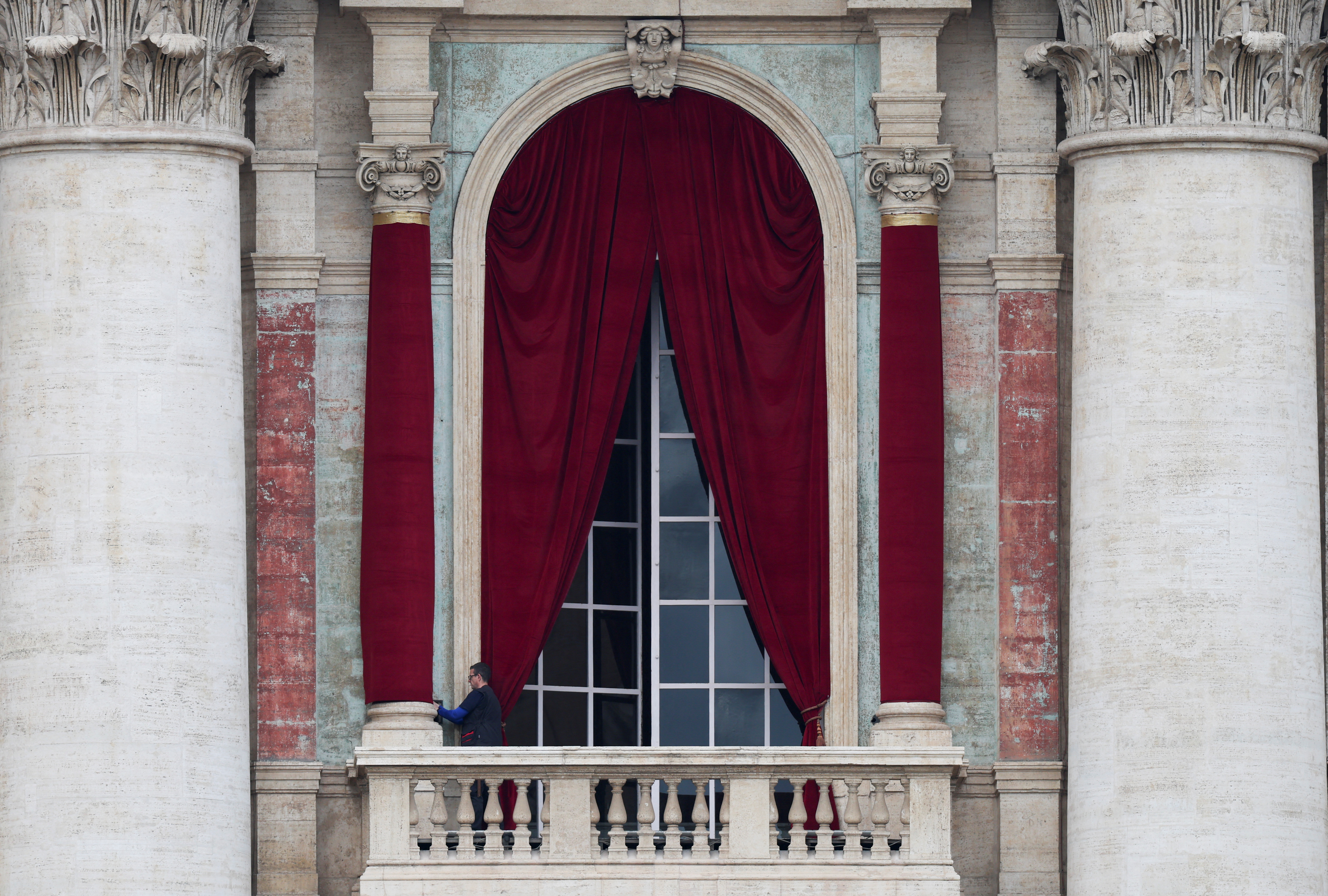 Papeški balkon na Baziliki svetega Petra