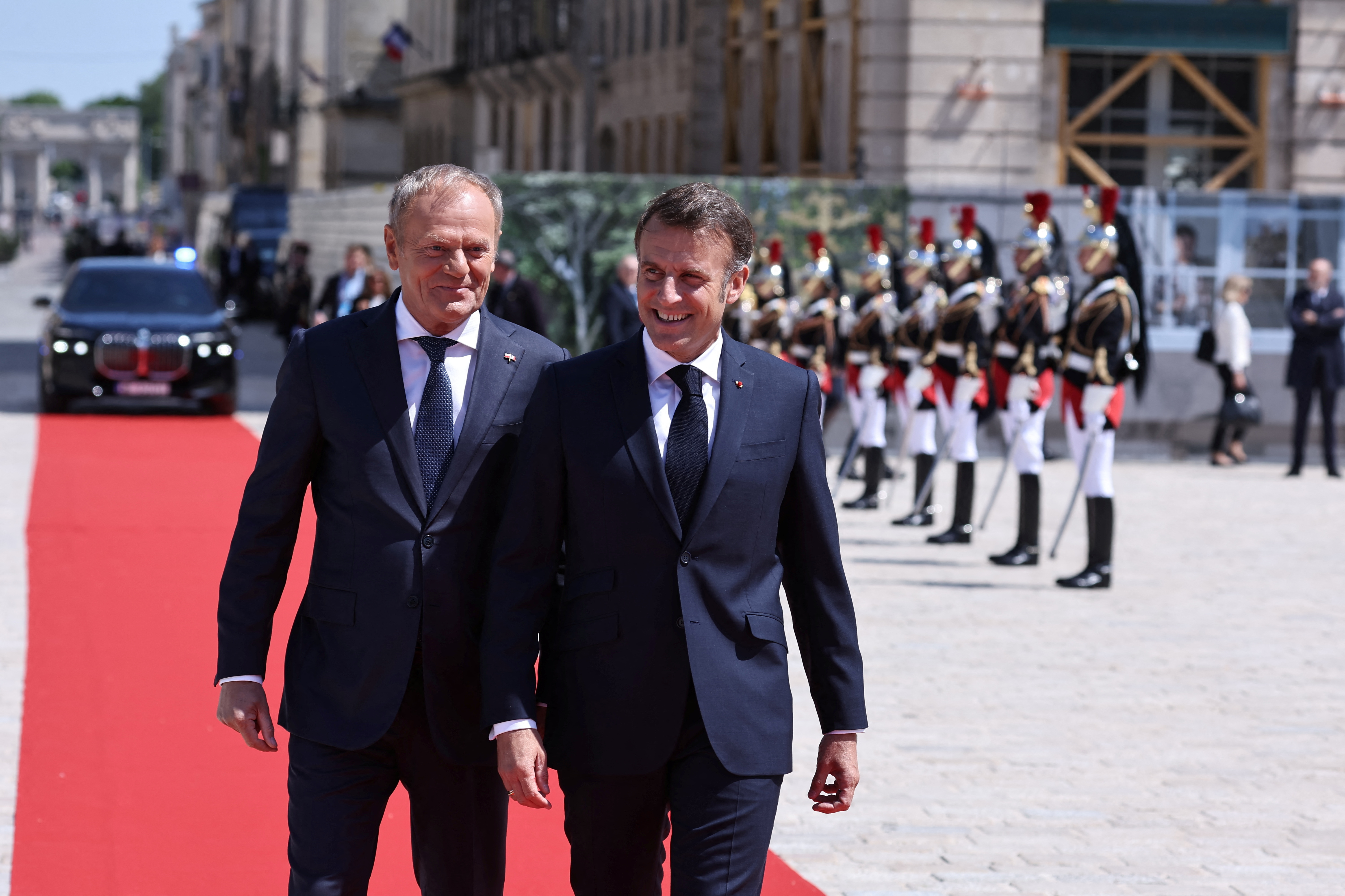 donald tusk in emmanuel macron