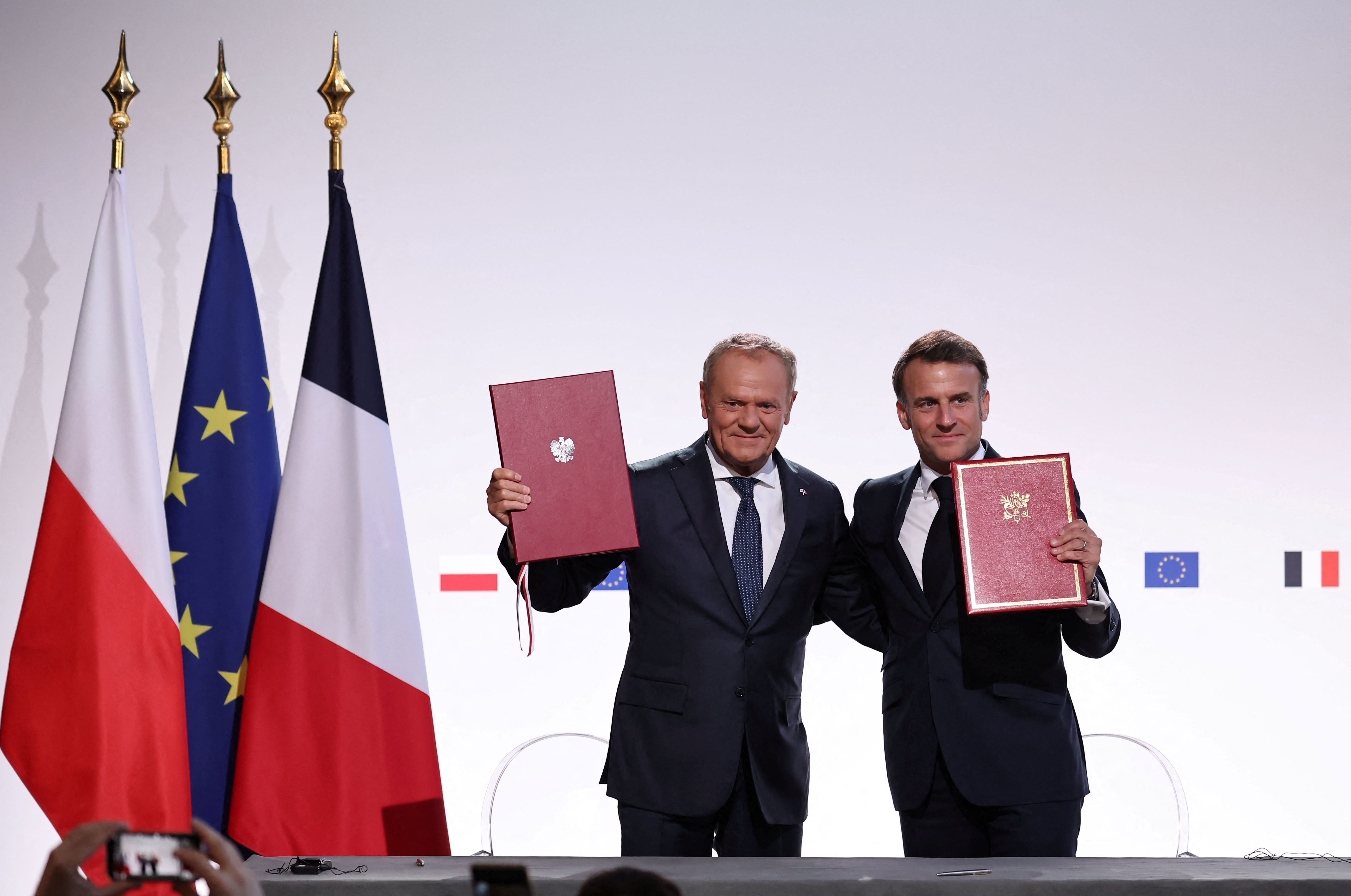 donald tusk in emmanuel macron