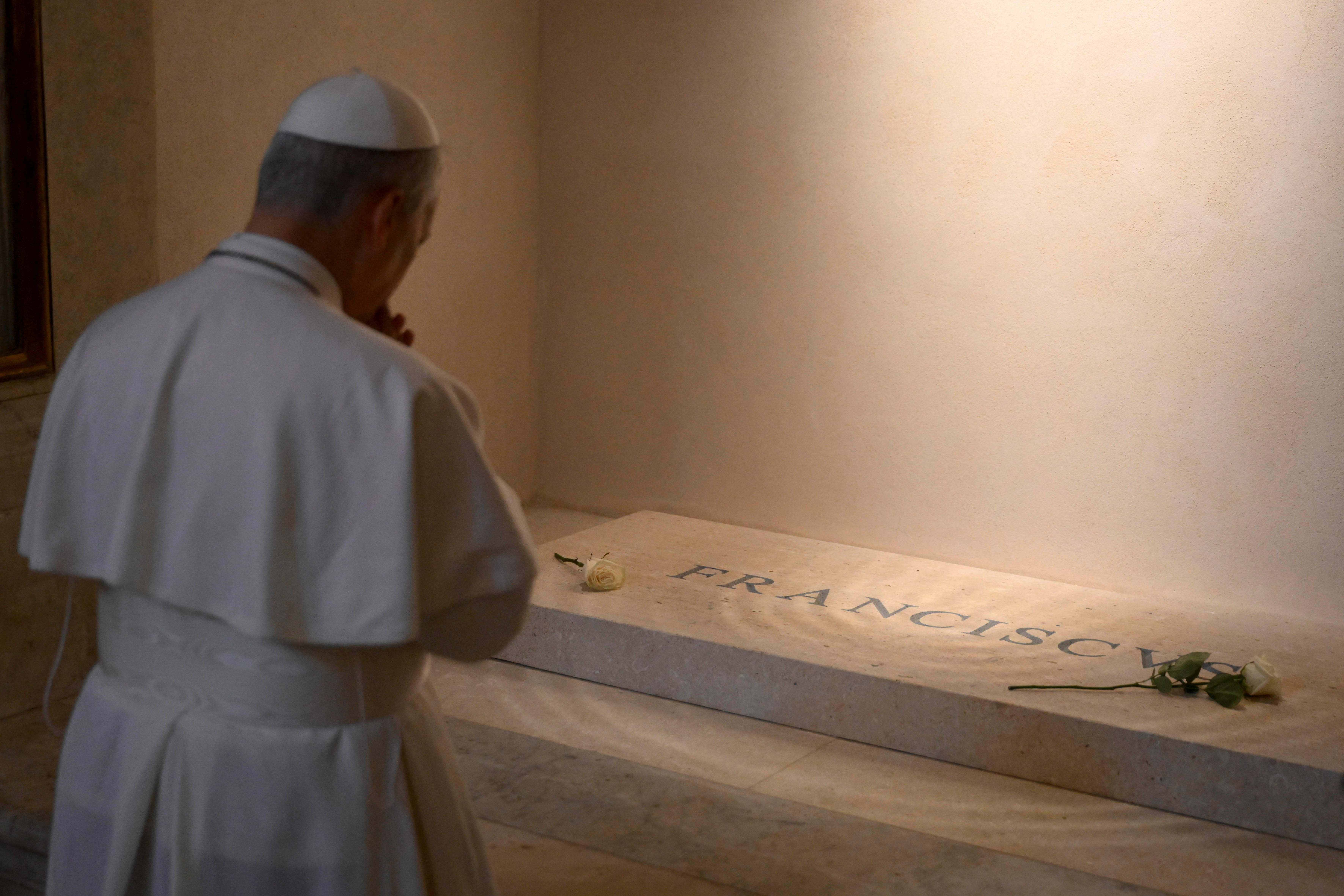 Papež Leon XIV. ob obisku grobnice papeža Frančiška