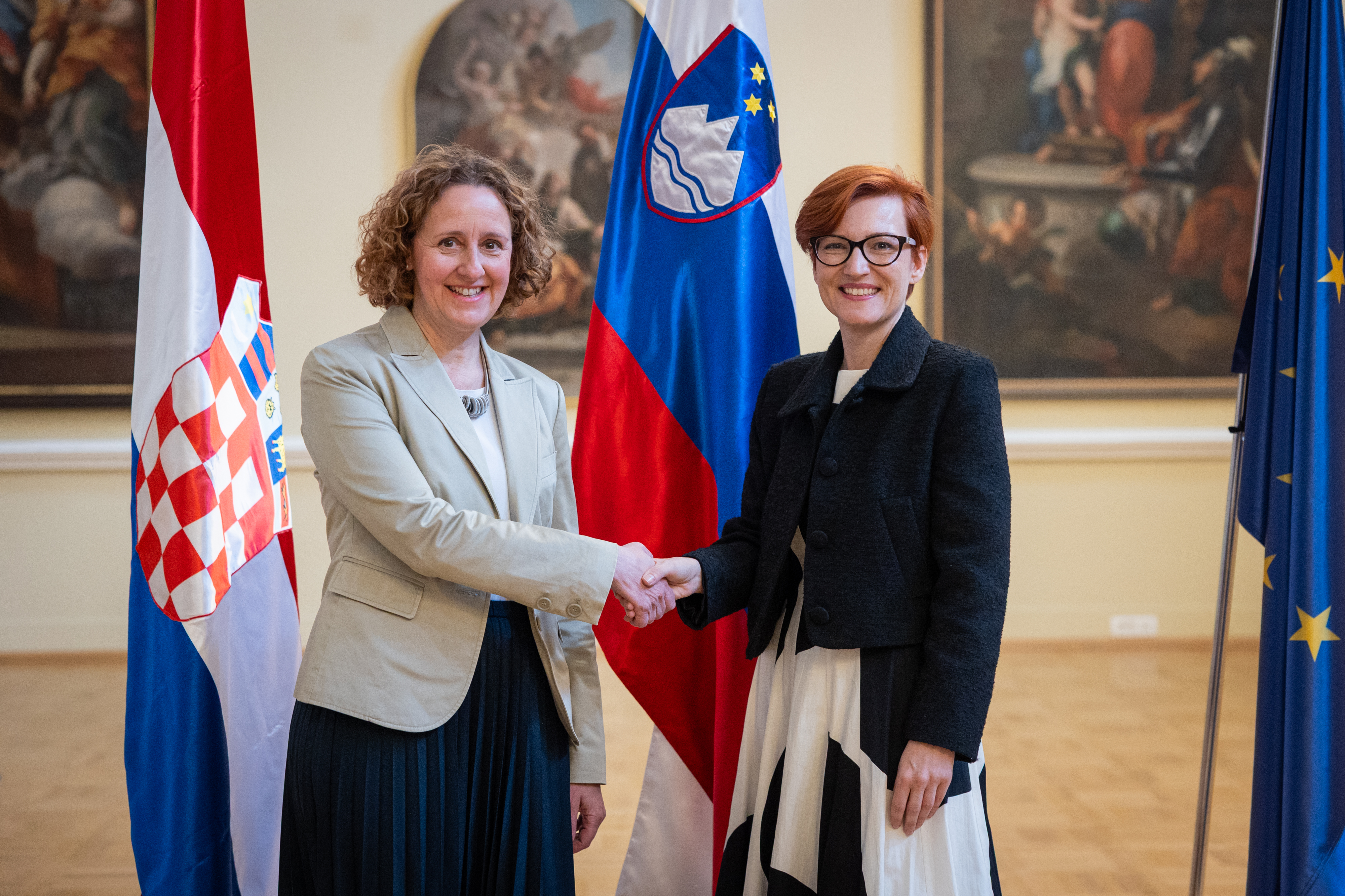 Asta Vrečko s hrvaško kolegico Nino Obuljen-Koržinek