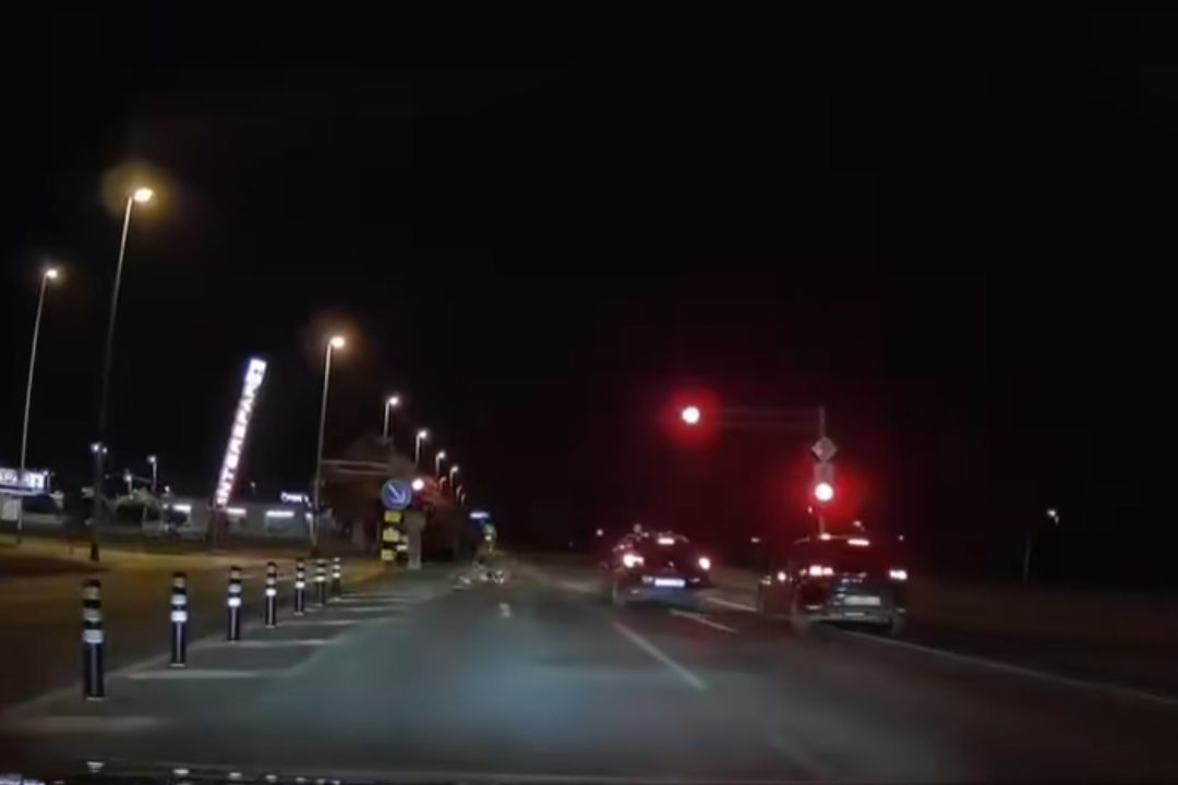 Avtomobil je prevozil rdečo luč in skoraj zbil družino, ki je prečkala prehod za pešce