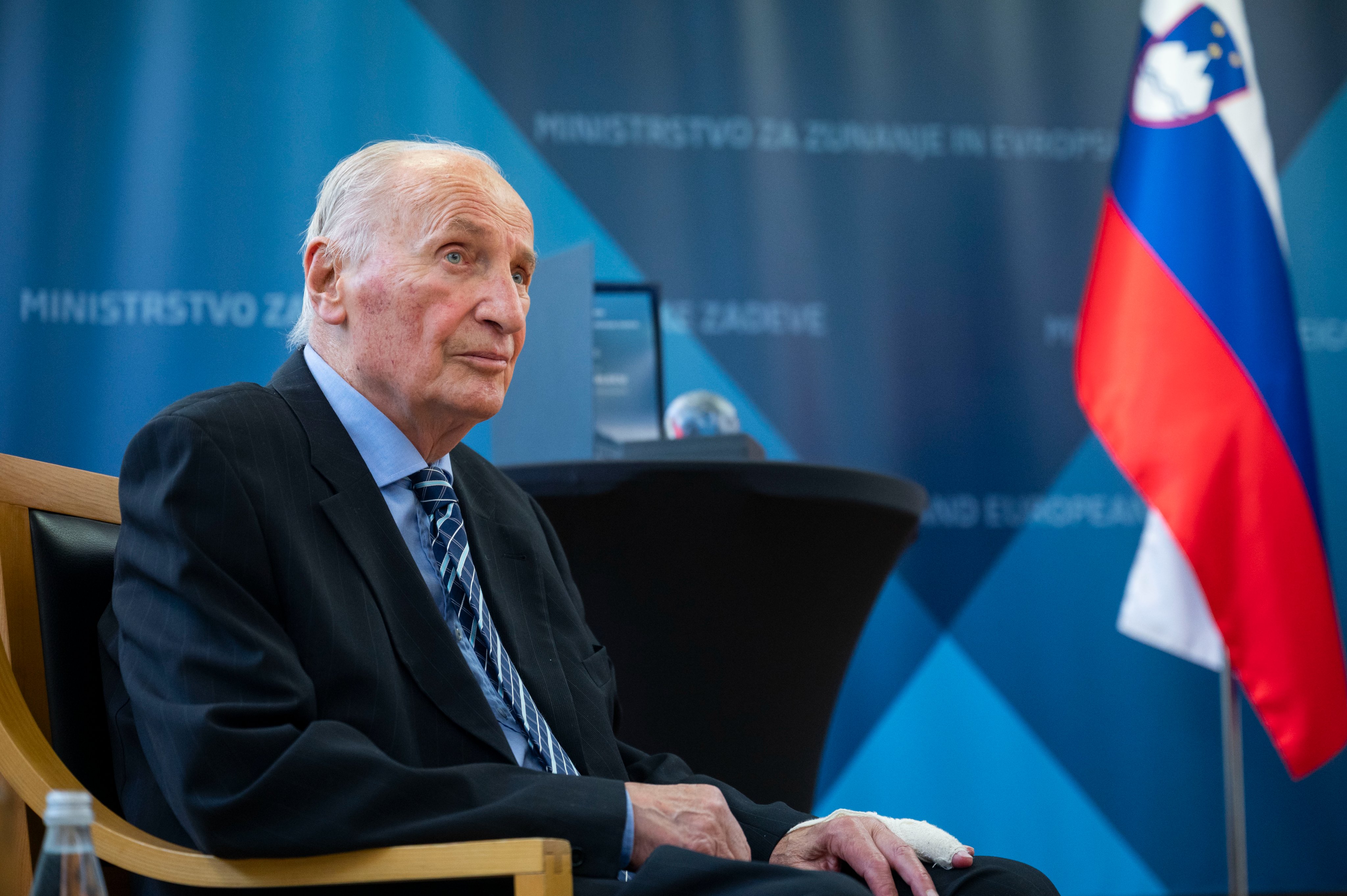 Nekdanji veleposlanik in zunanji minister Boris Frlec je prejel priznanje za življenjsko delo v diplomaciji.