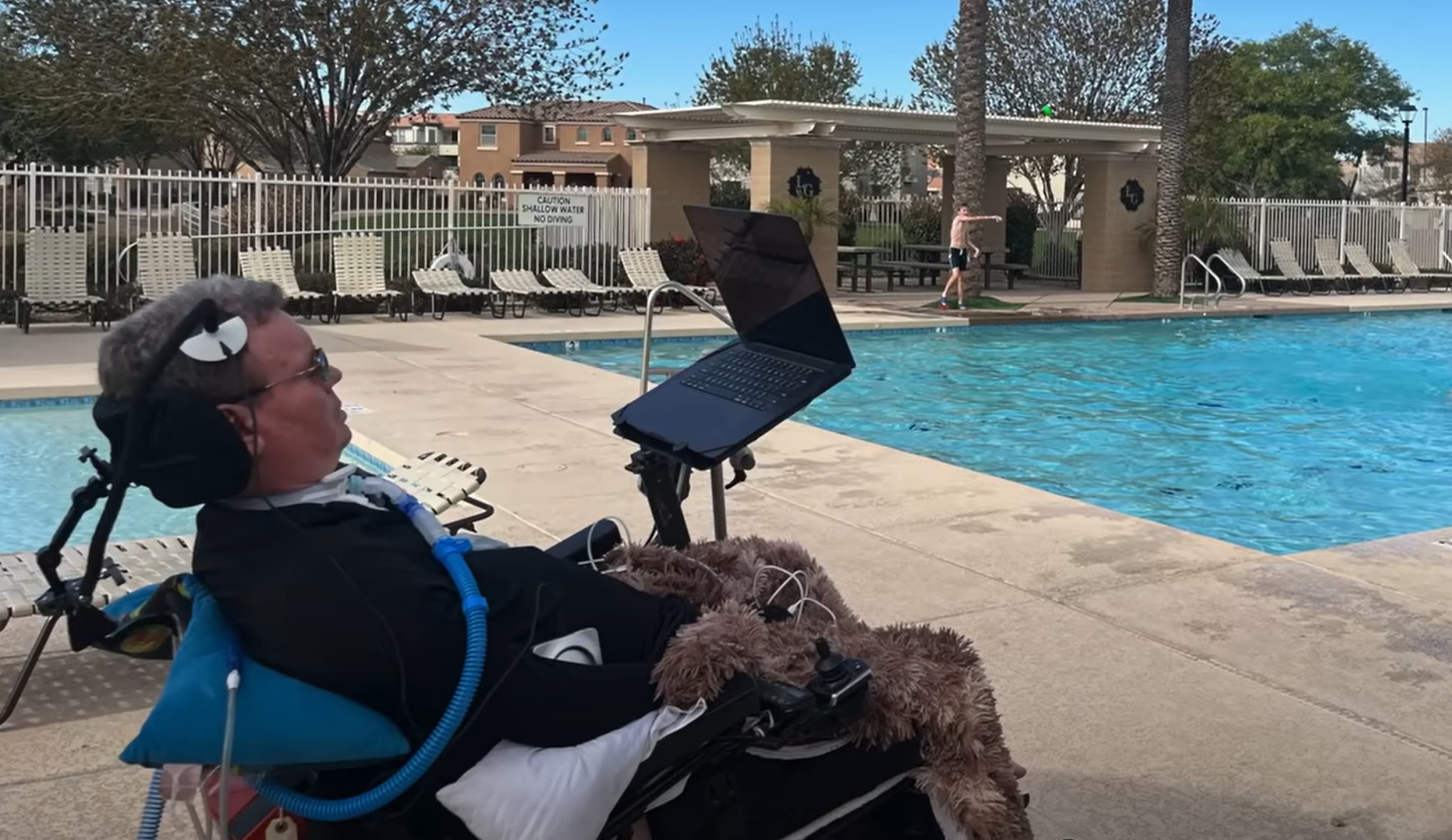 Brad Smith na svojem računalniku, ki ga upravlja s pomočjo Neuralinka.