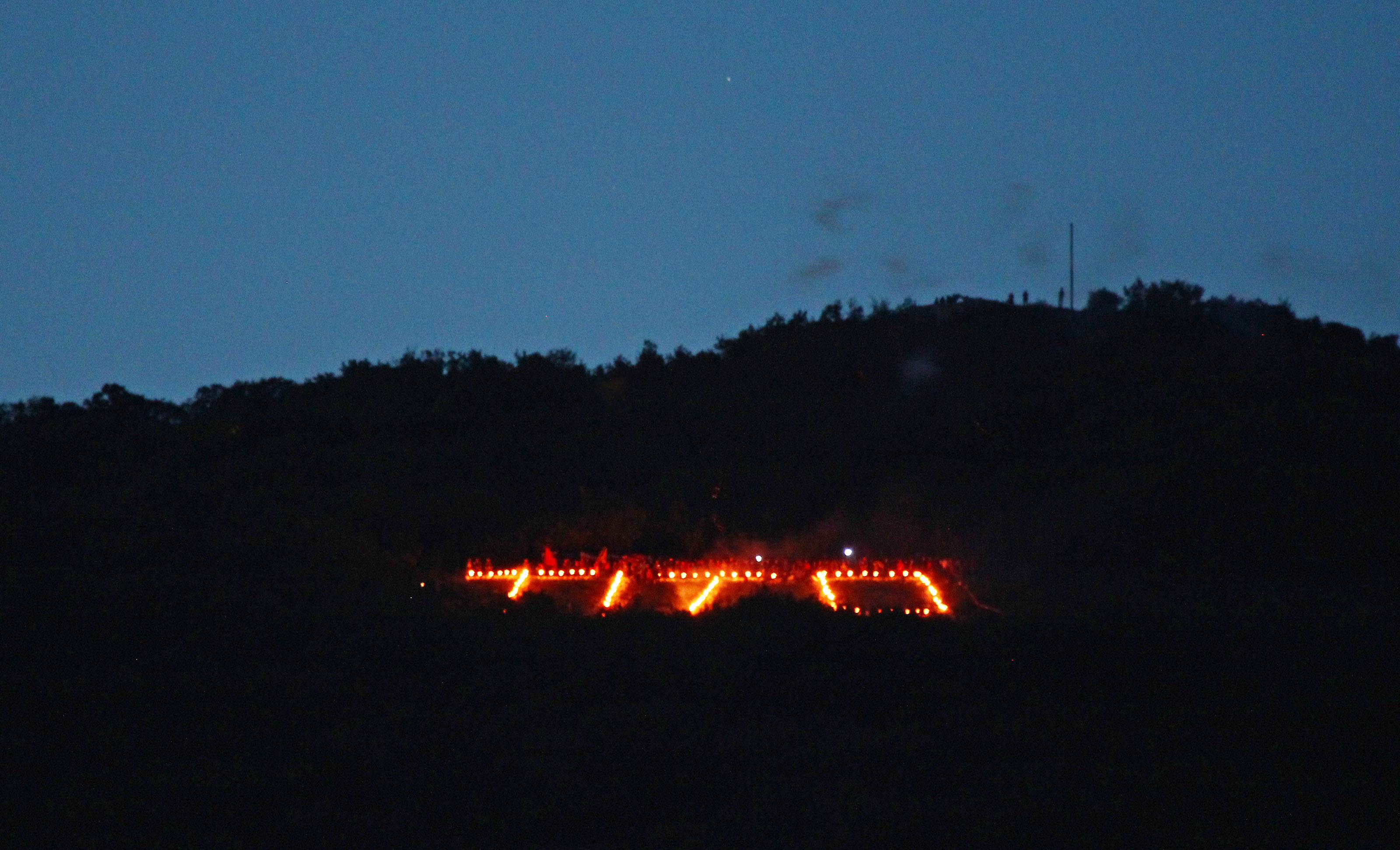Z balkami razsvetljeni napis Tito na Sabotinu