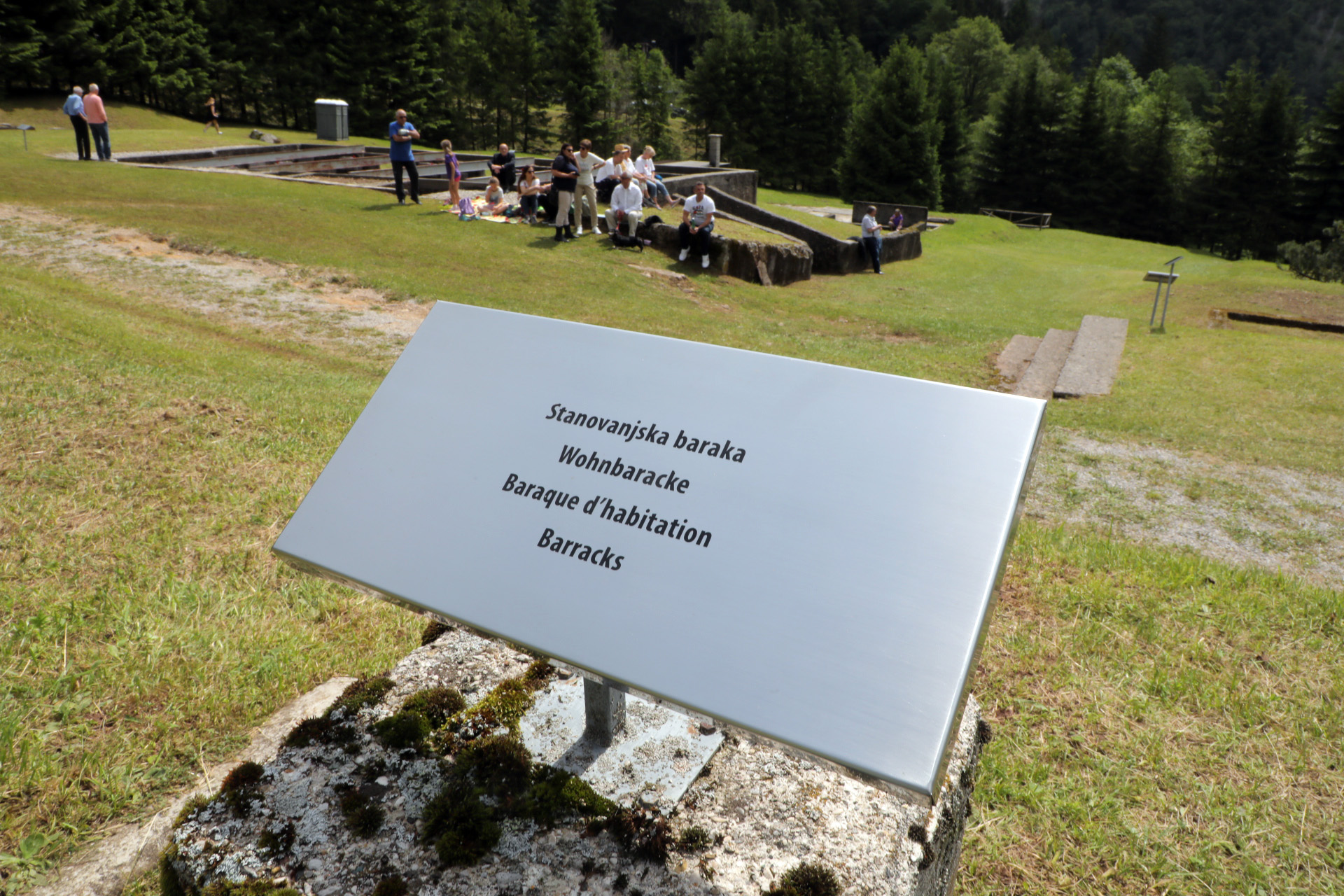 Spominska plošča stanovanjske barake Koncentracijskega taborišča Ljubelj