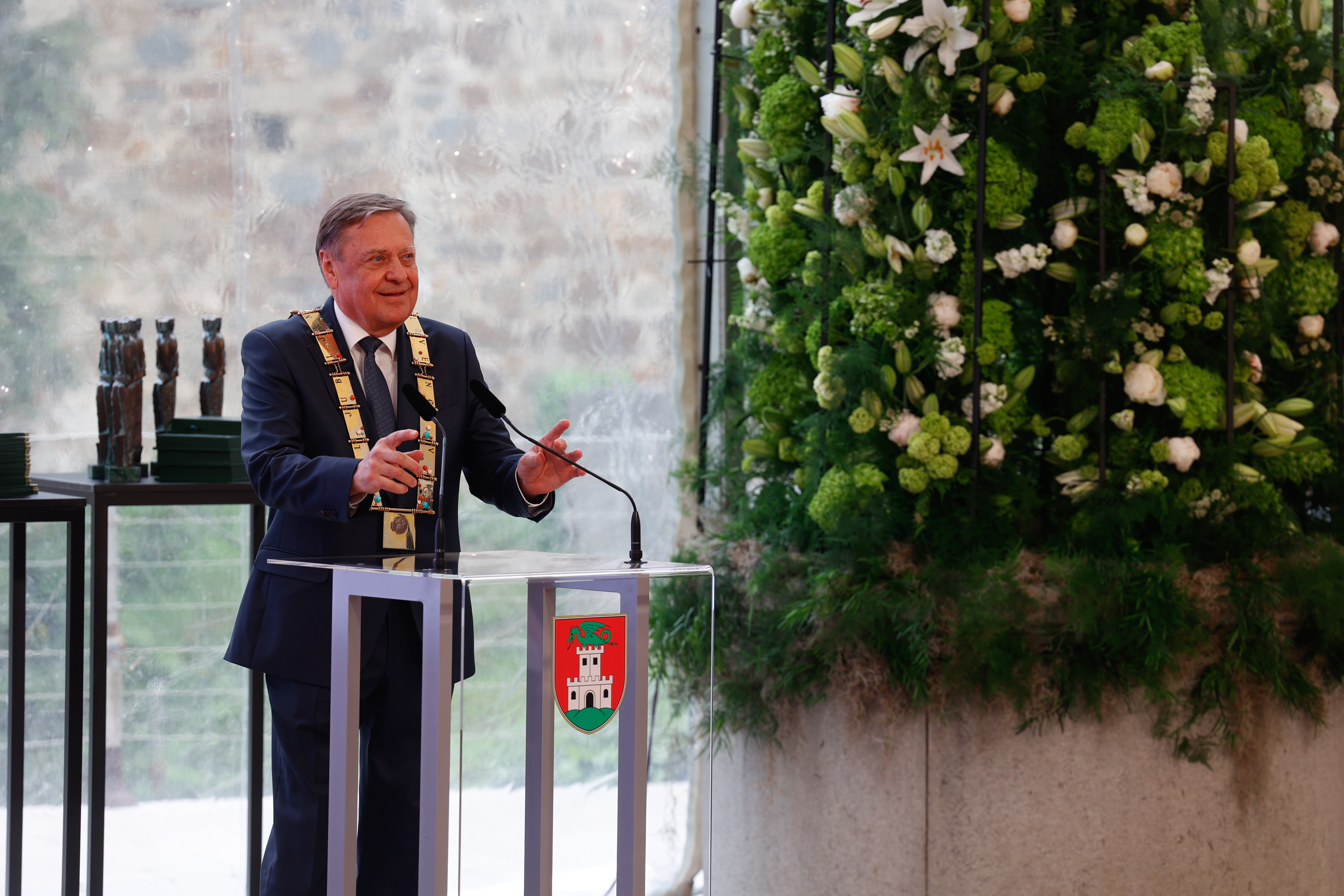 Ljubljanski župan Zoran Jankovič je precej nerodno čestital partnerki predsednika vlade Tini Gaber.