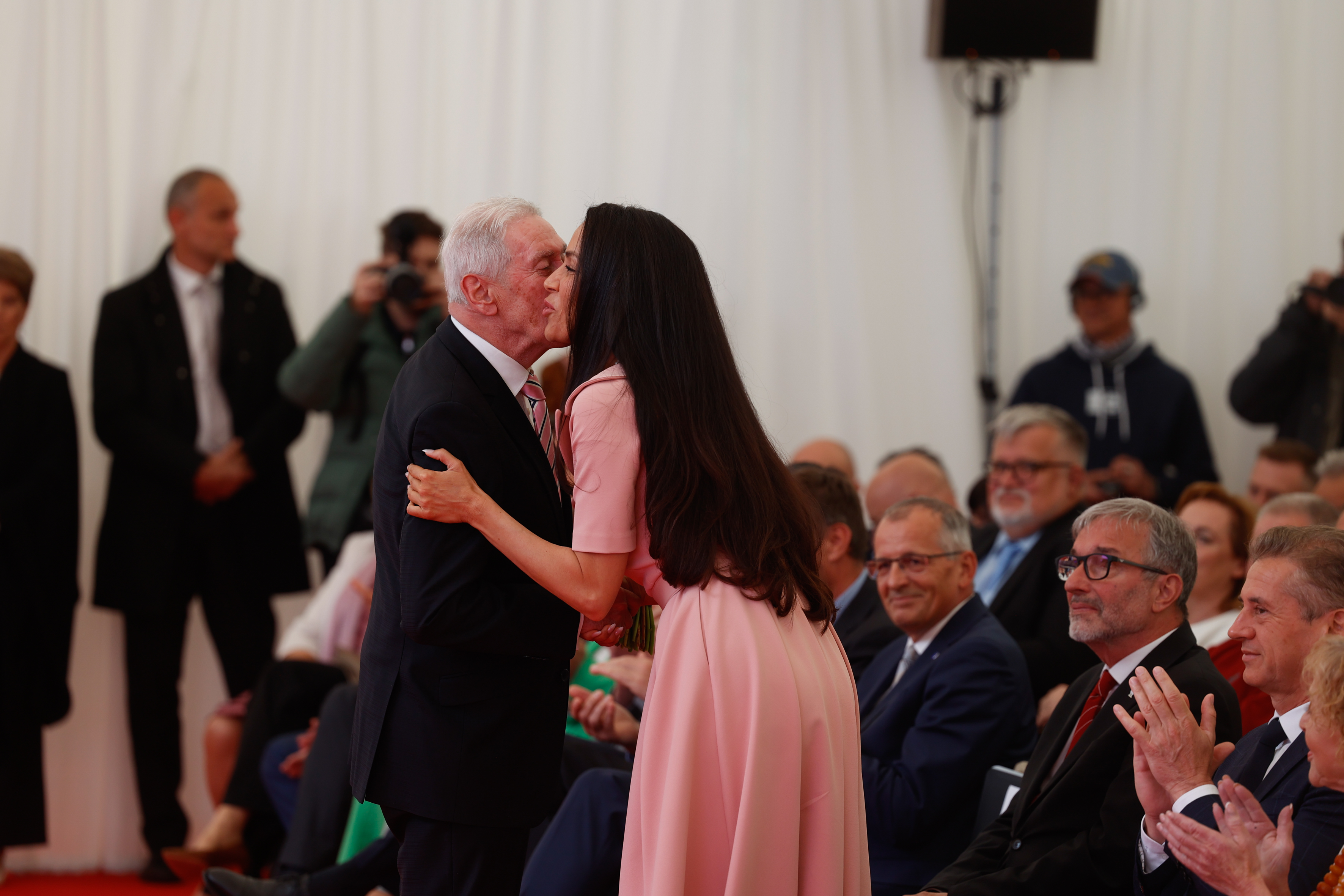 Tina Gaber je prejela šopek rož.