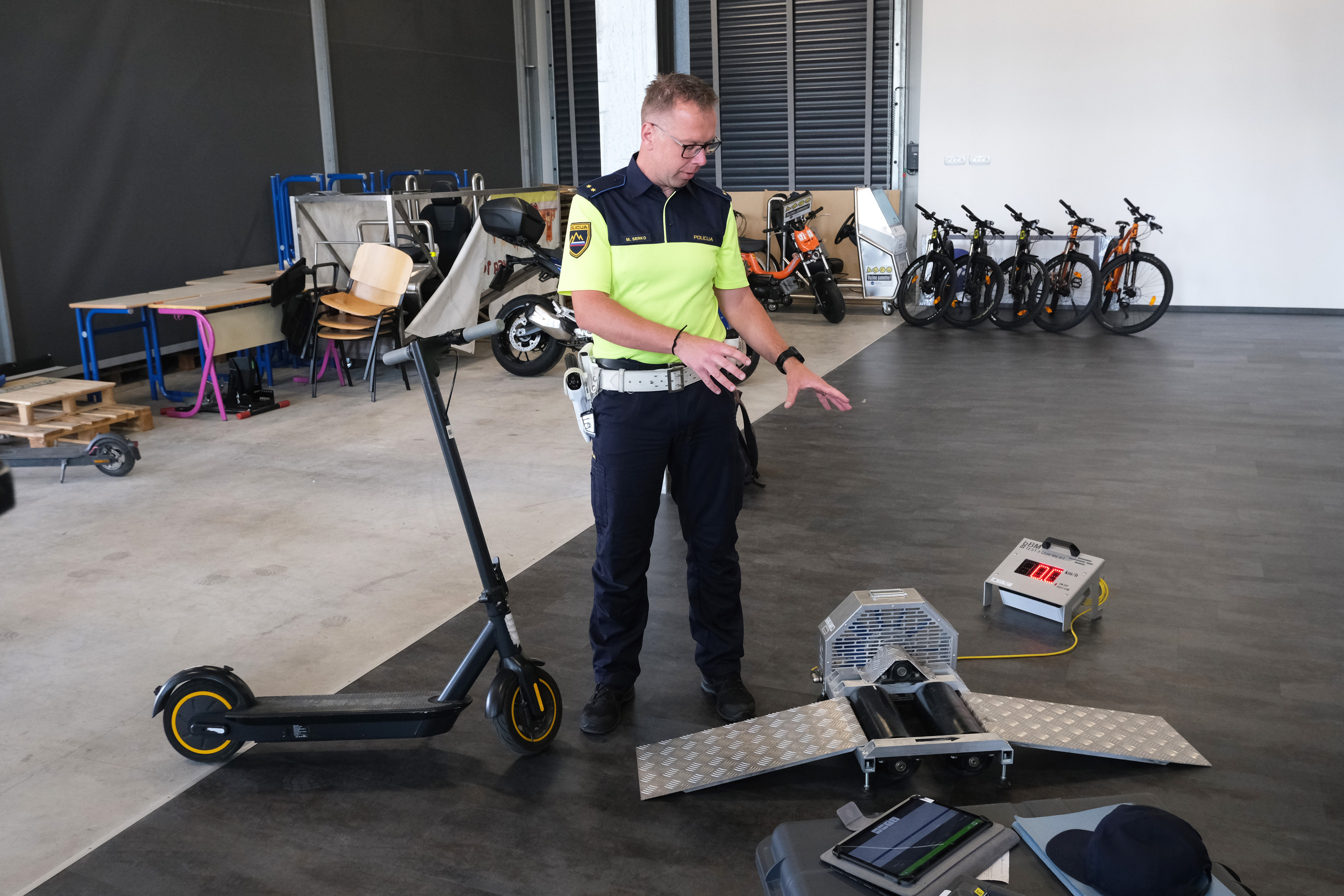 Policist preverja največjo dovoljeno hitrost električnega skiroja