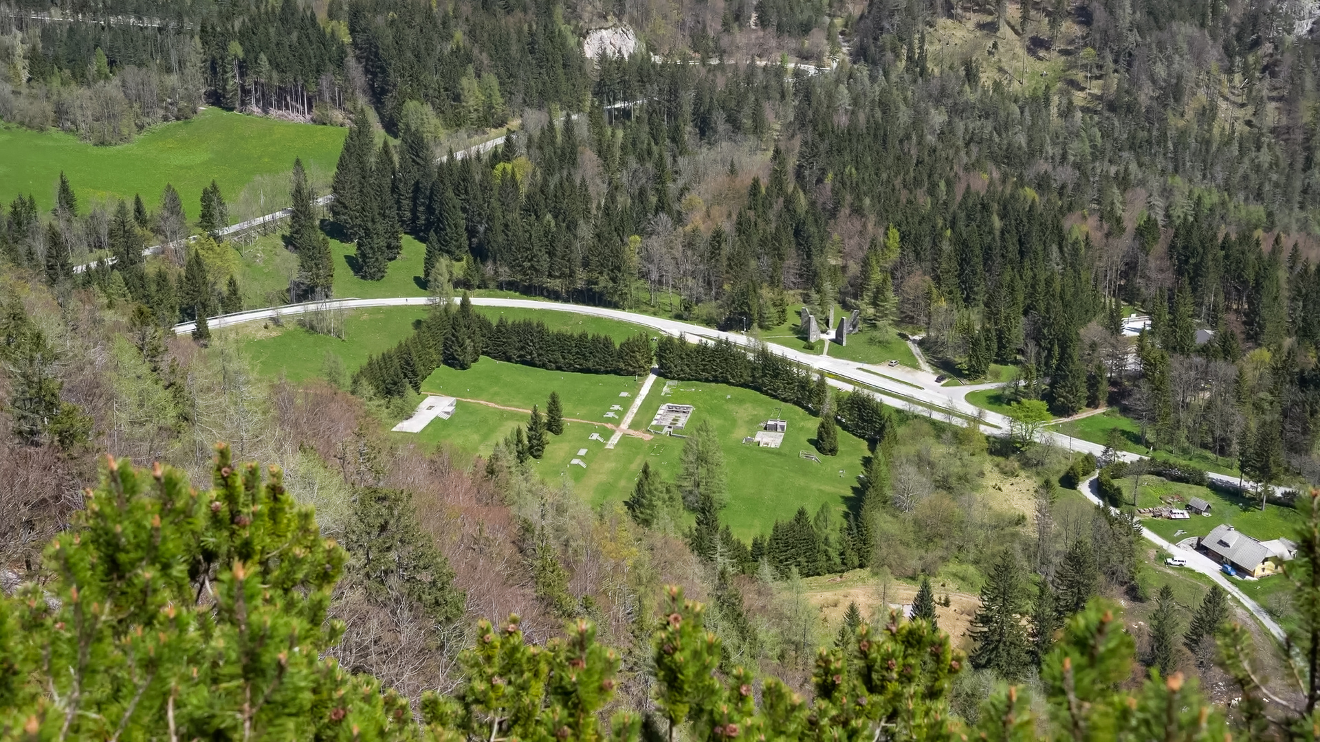 Pogled iz ptičje perspektive na spominski park koncentracijskega taborišča Ljubelj