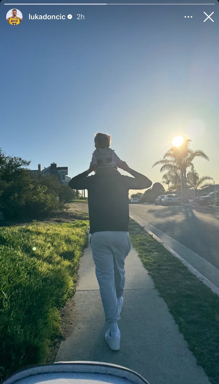 Luka Dončić na sprehodu z Gabrielo