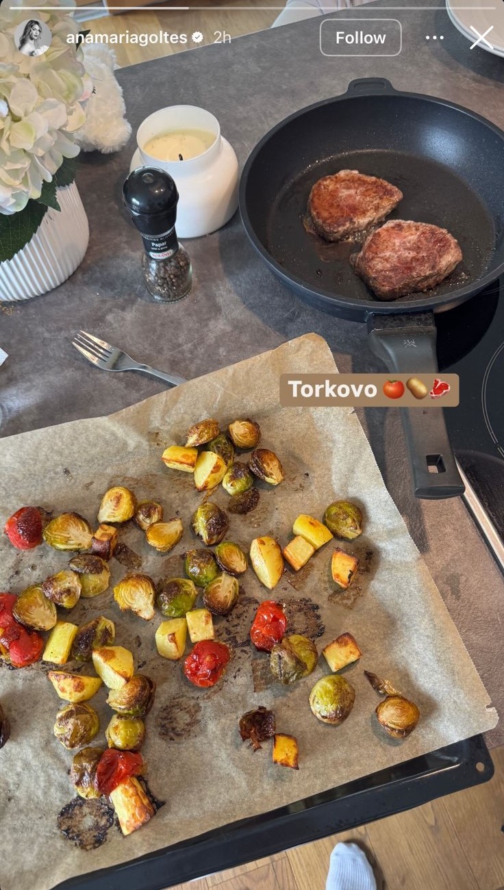 Anamaria Goltes pripravlja kosilo.