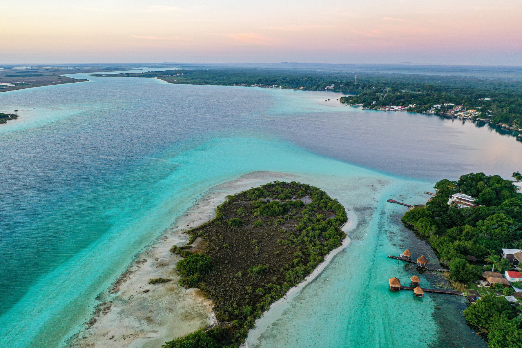Pogled na laguno Bacalar v Mehiki