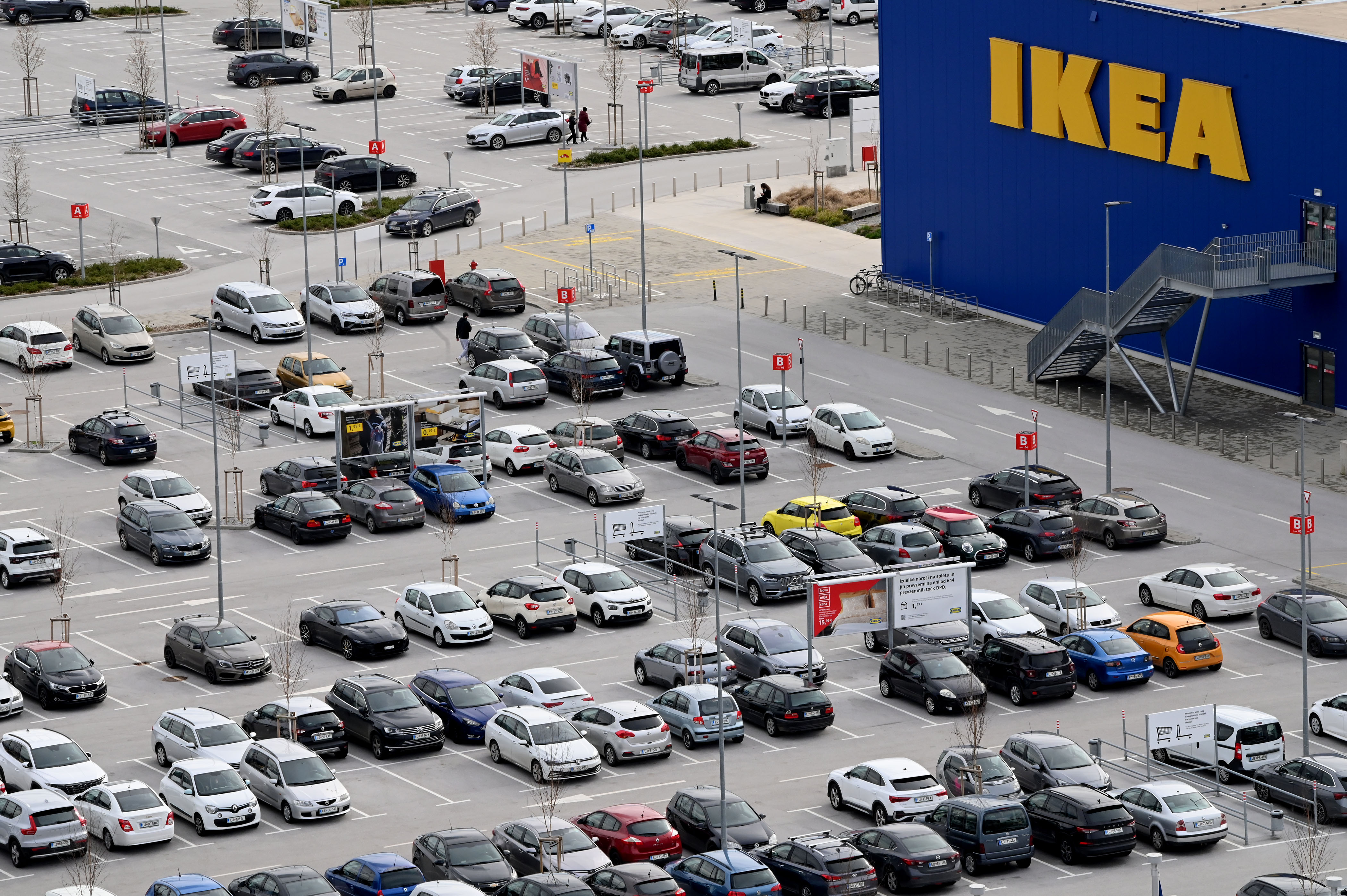 Parkirani avtomobili pred IKEO v Ljubljani.