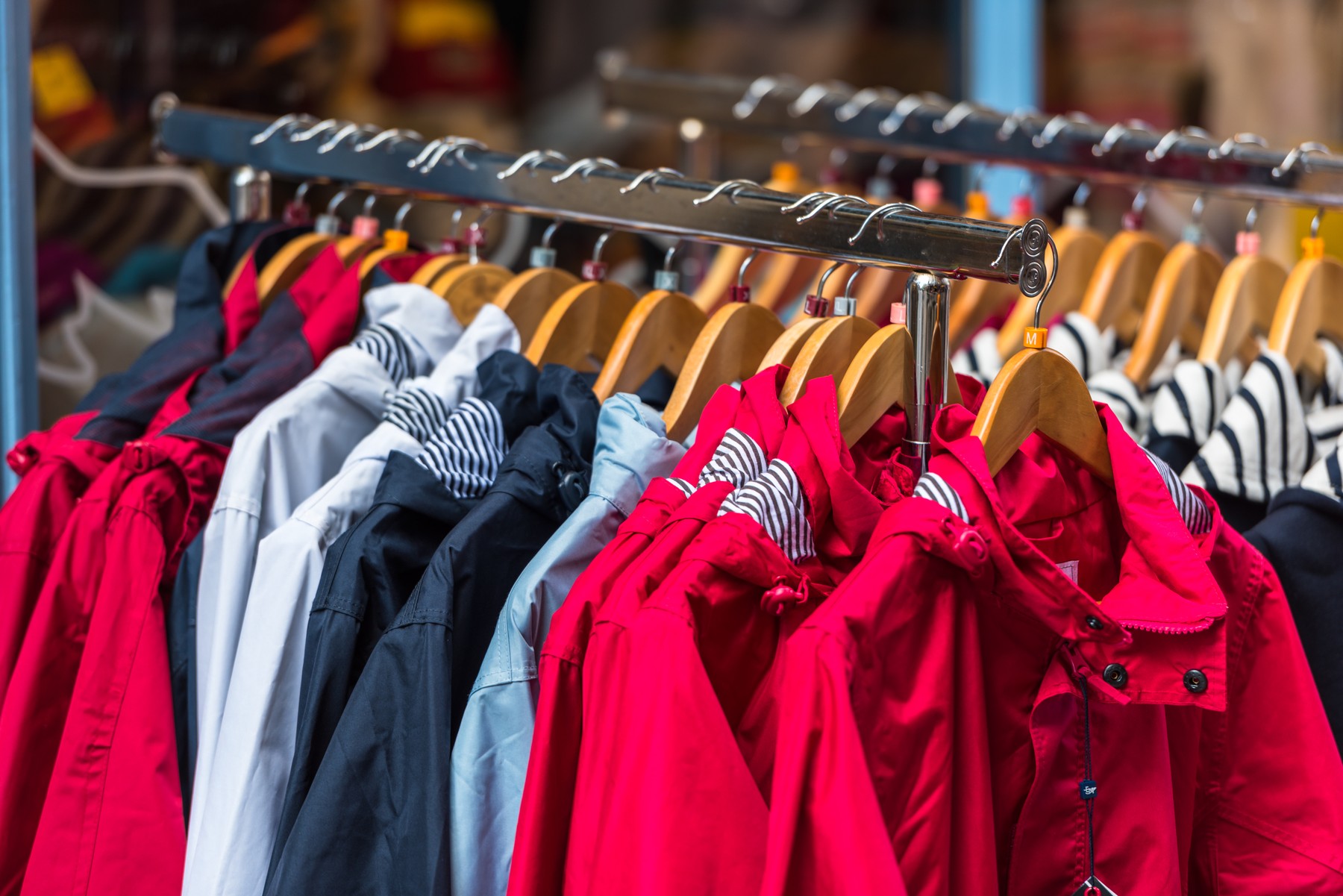 Nepremočljive jakne obešene v trgovini
