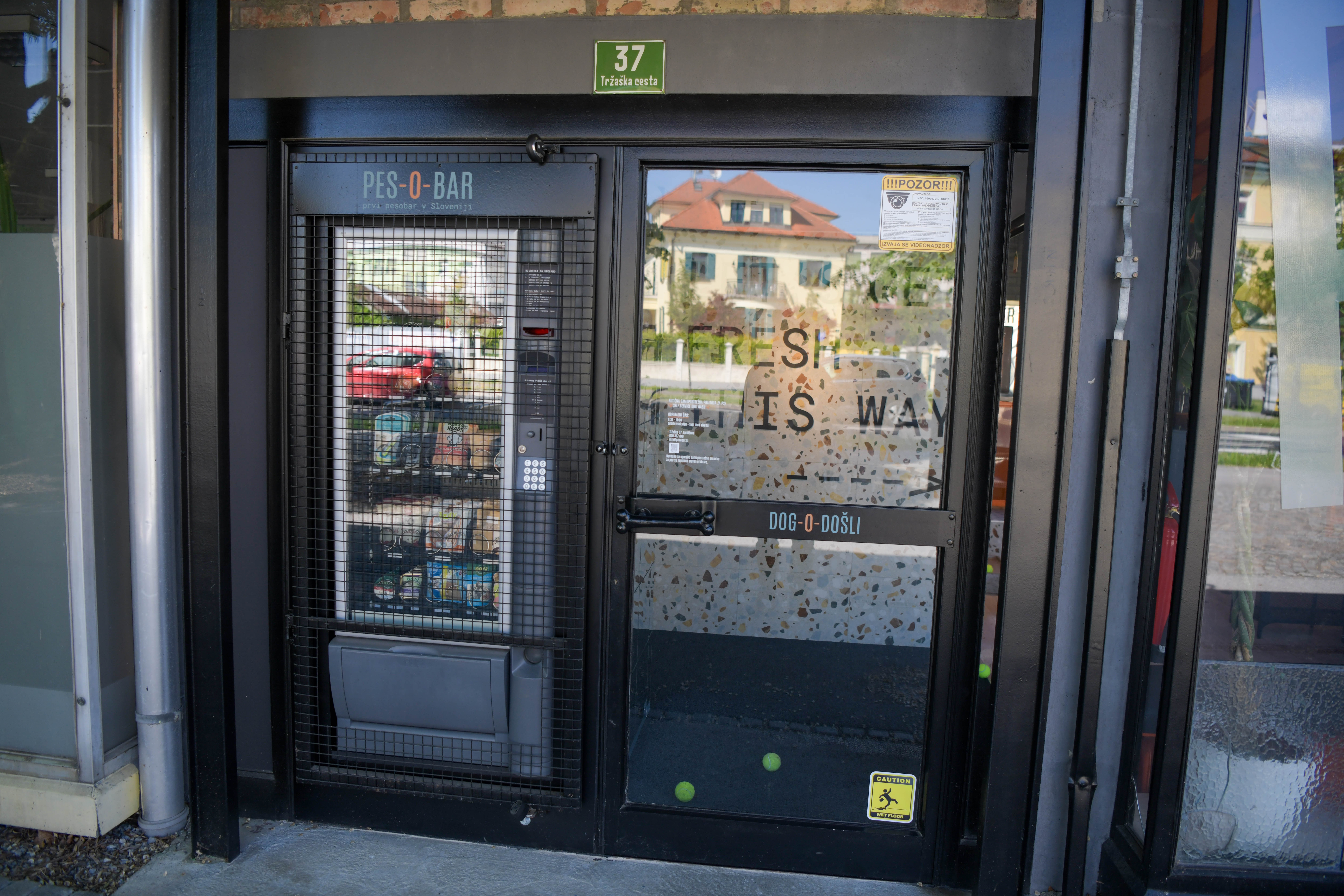 Pes-o-bar; prodajni avtomat s hrano za pse in priboljški
