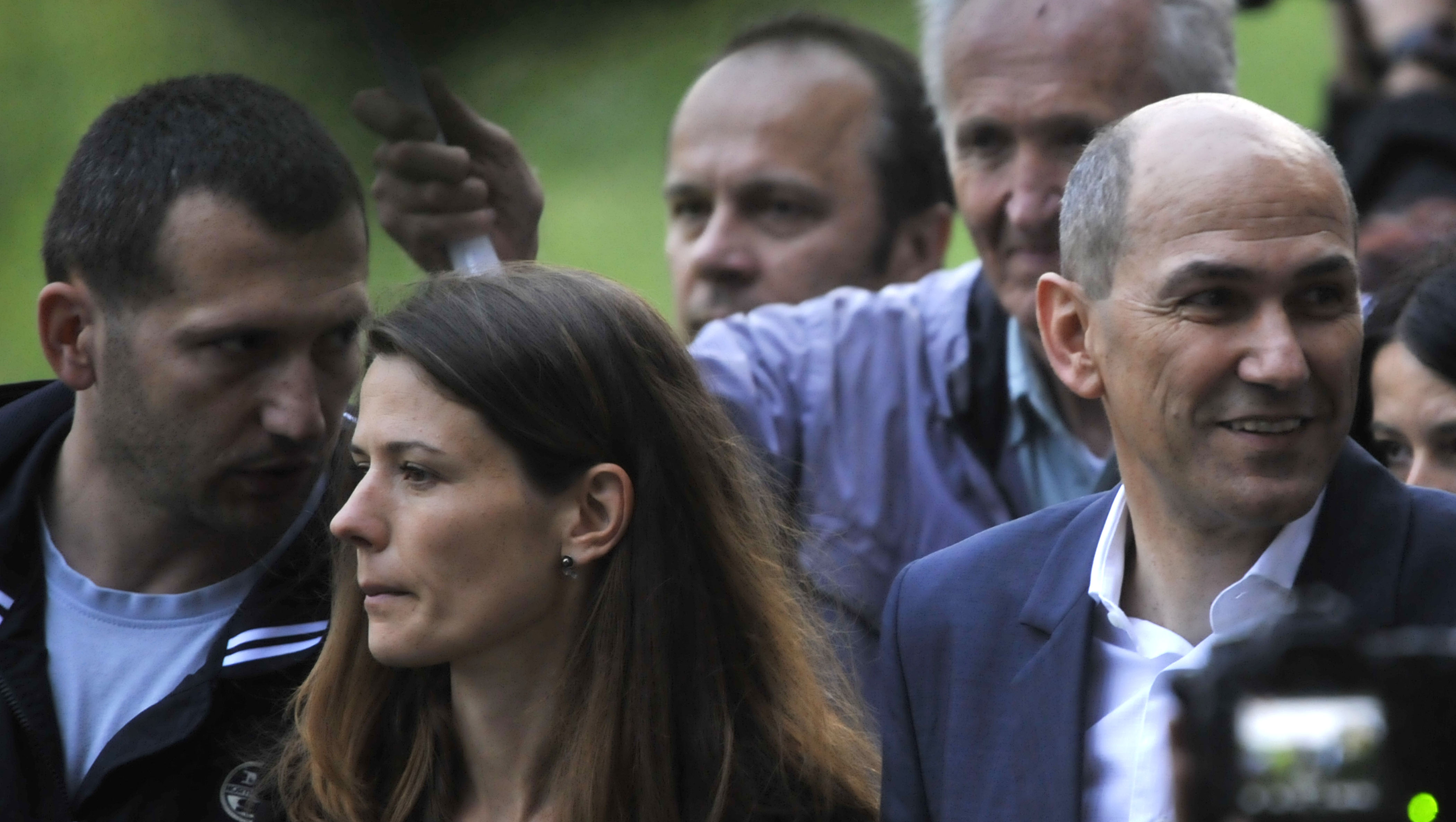 Janša na poti v zapor na Dobu