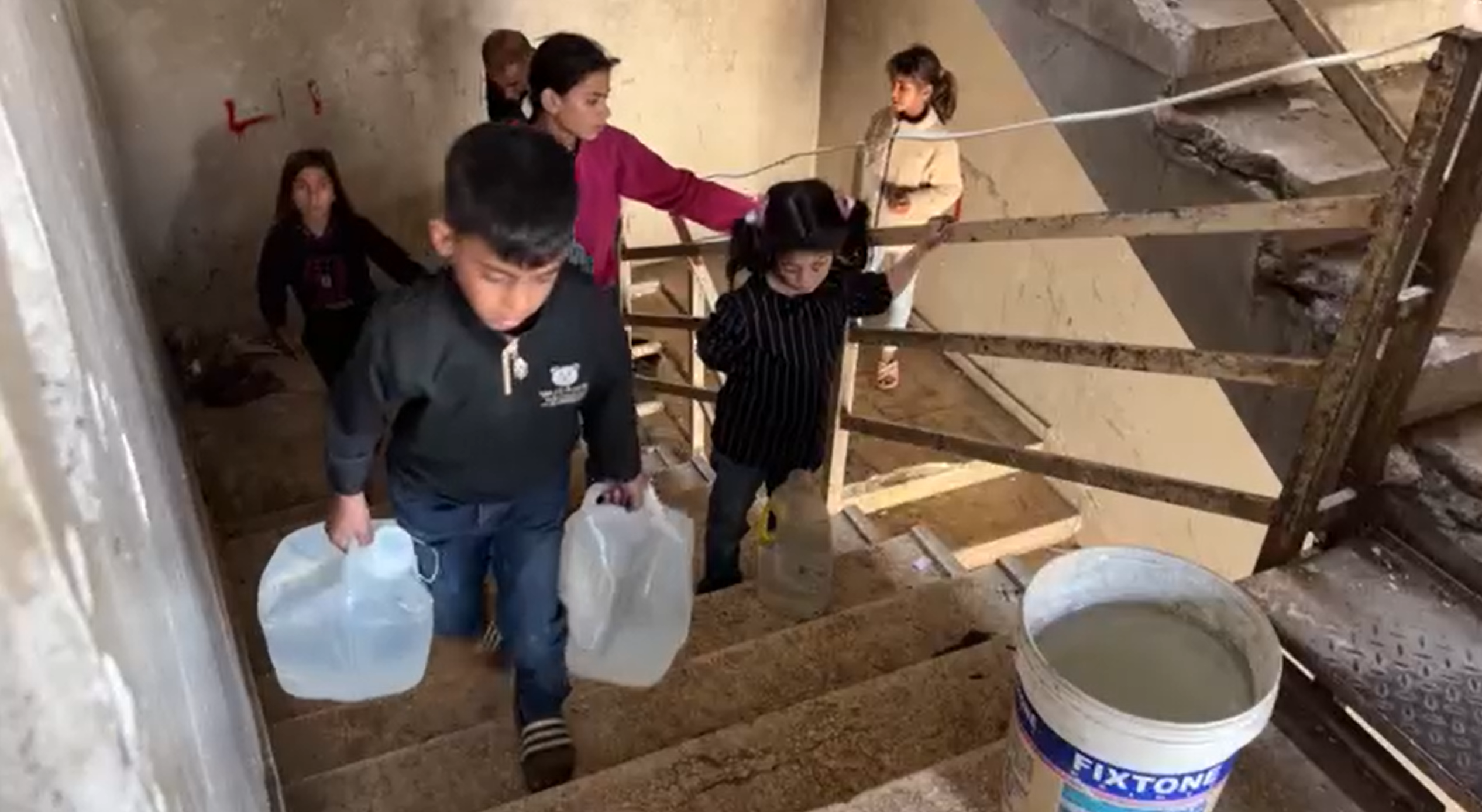 Deček v Gazi nosi pitno vodo