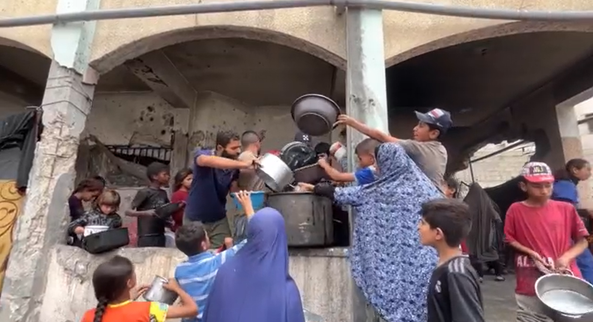 Otroci v Gazi se borijo za hrano.