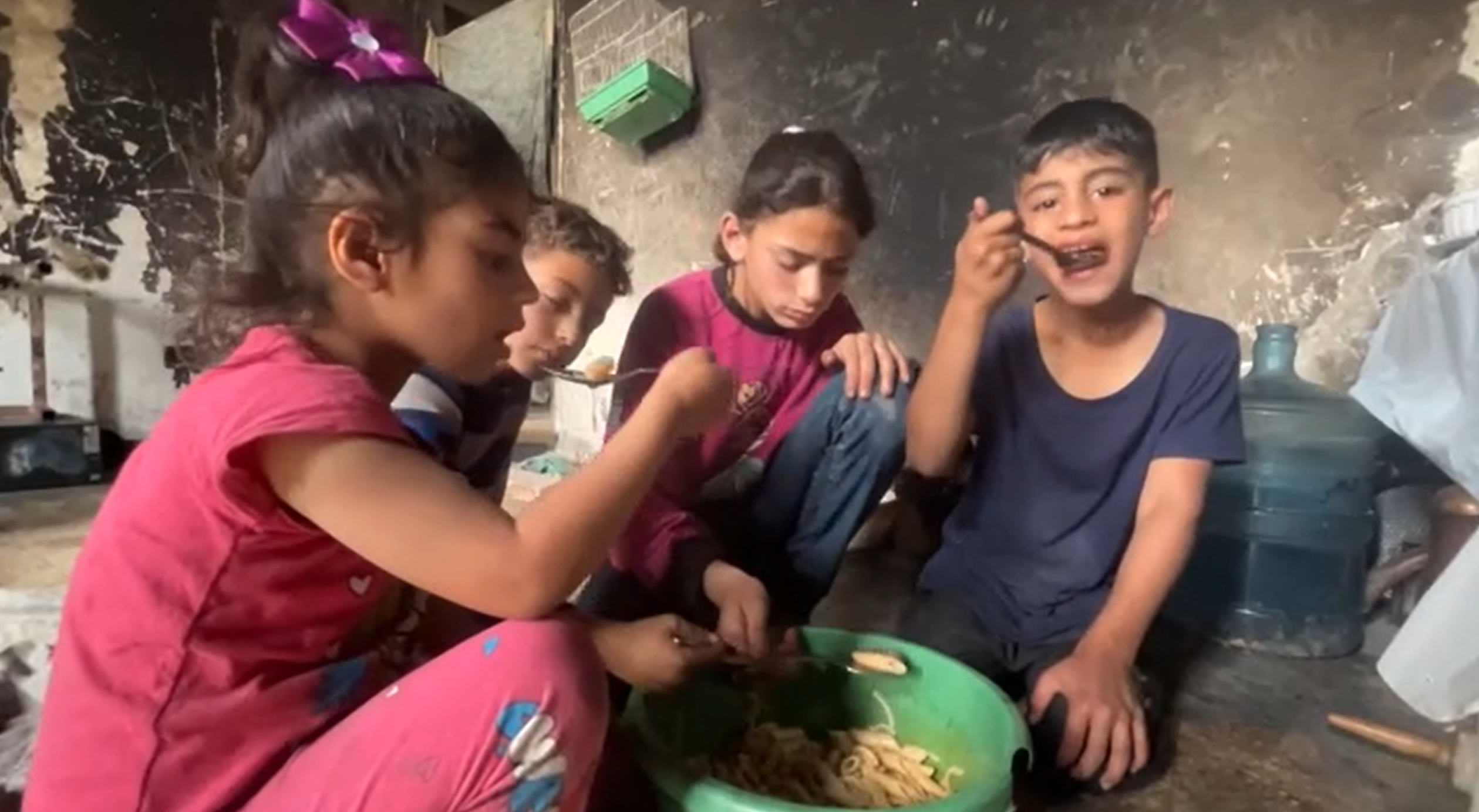 12-letna deklica Jana je hrano prinesla svojim bratom in sestram