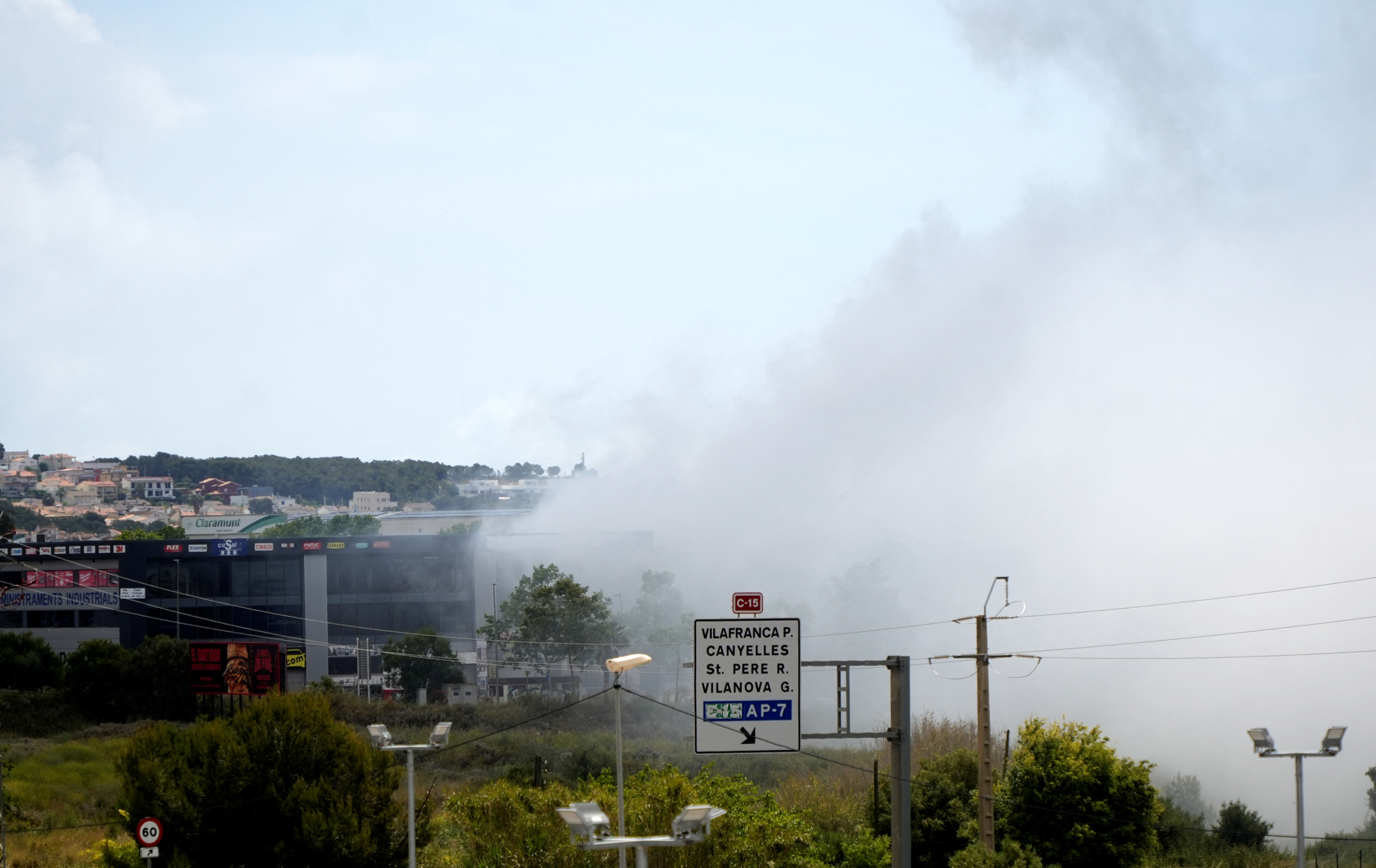 Požar v bližini Barcelone je sprostil strupen oblak klora