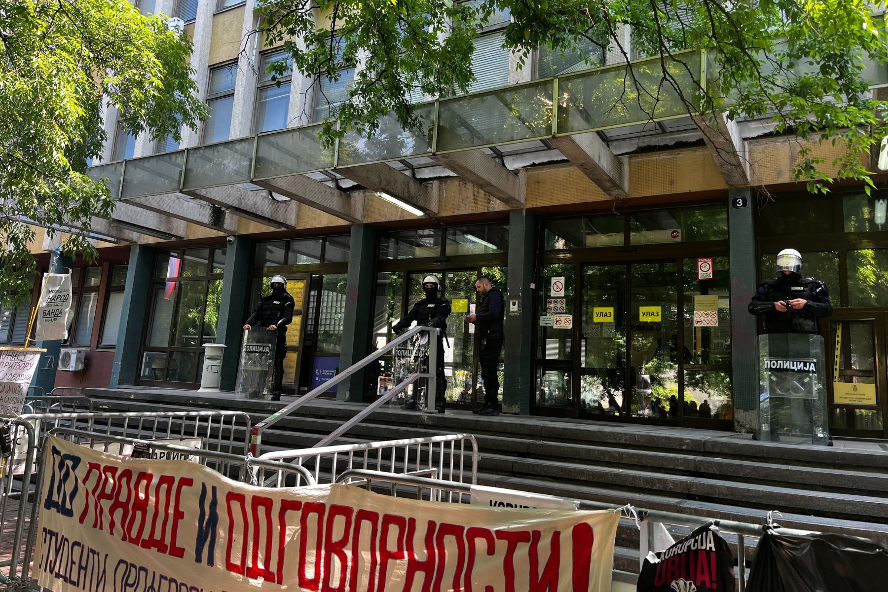 Sodišče v Novem Sadu je odredilo hišni pripor za tri od šestih priprtih aktivistov.