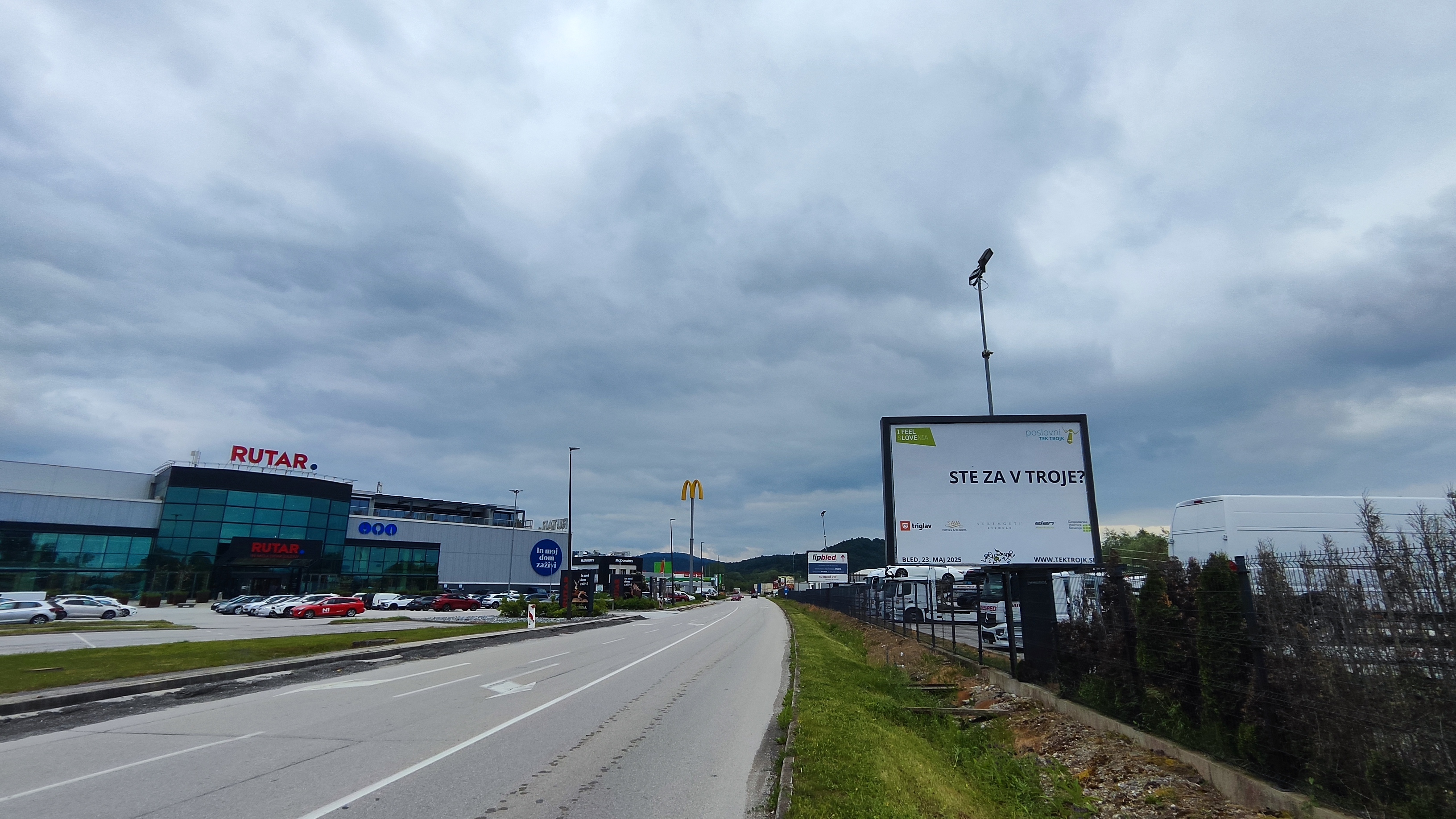 Sporni oglasi za Tek trojk