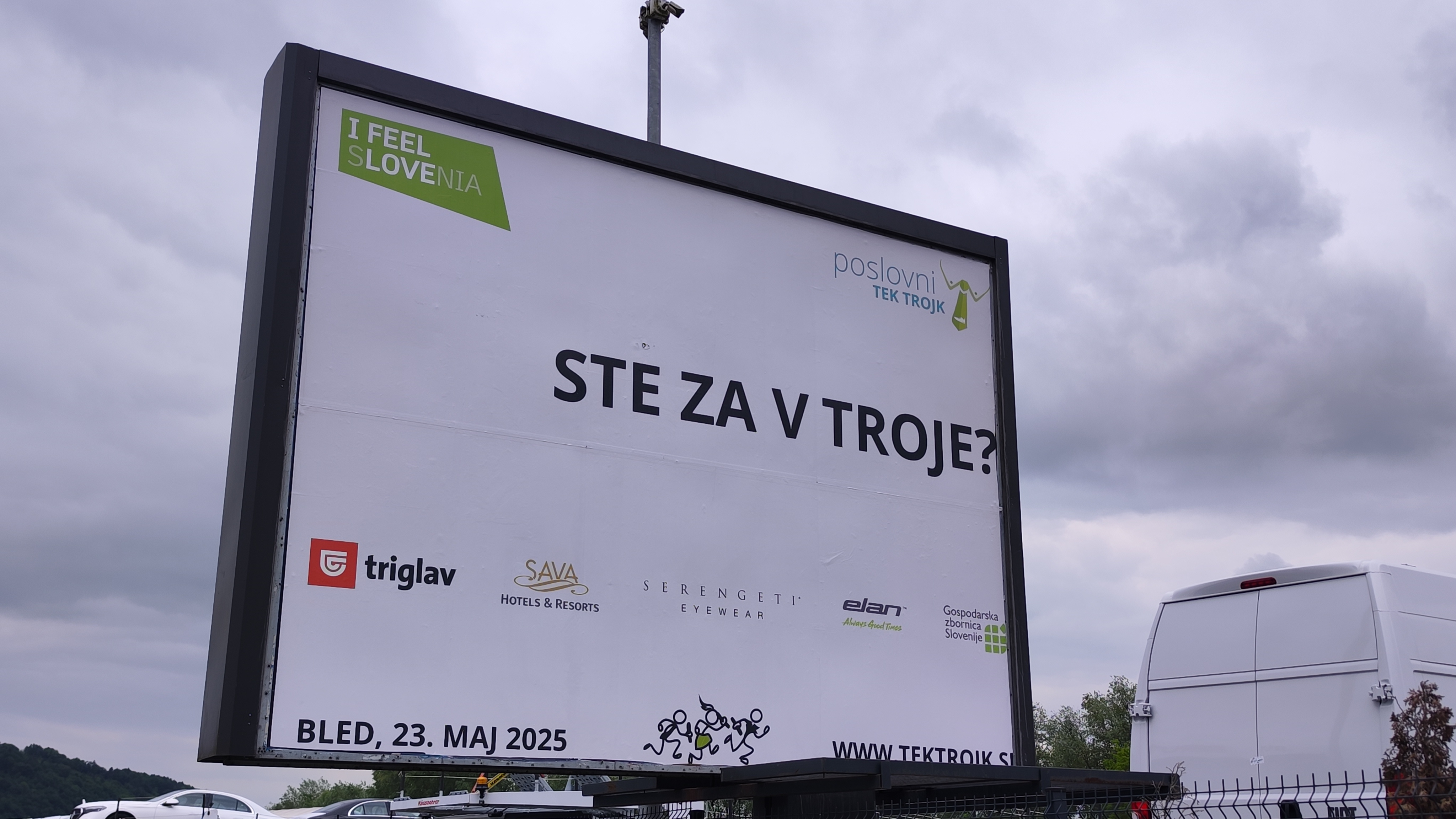 Sporni oglasi za Tek trojk