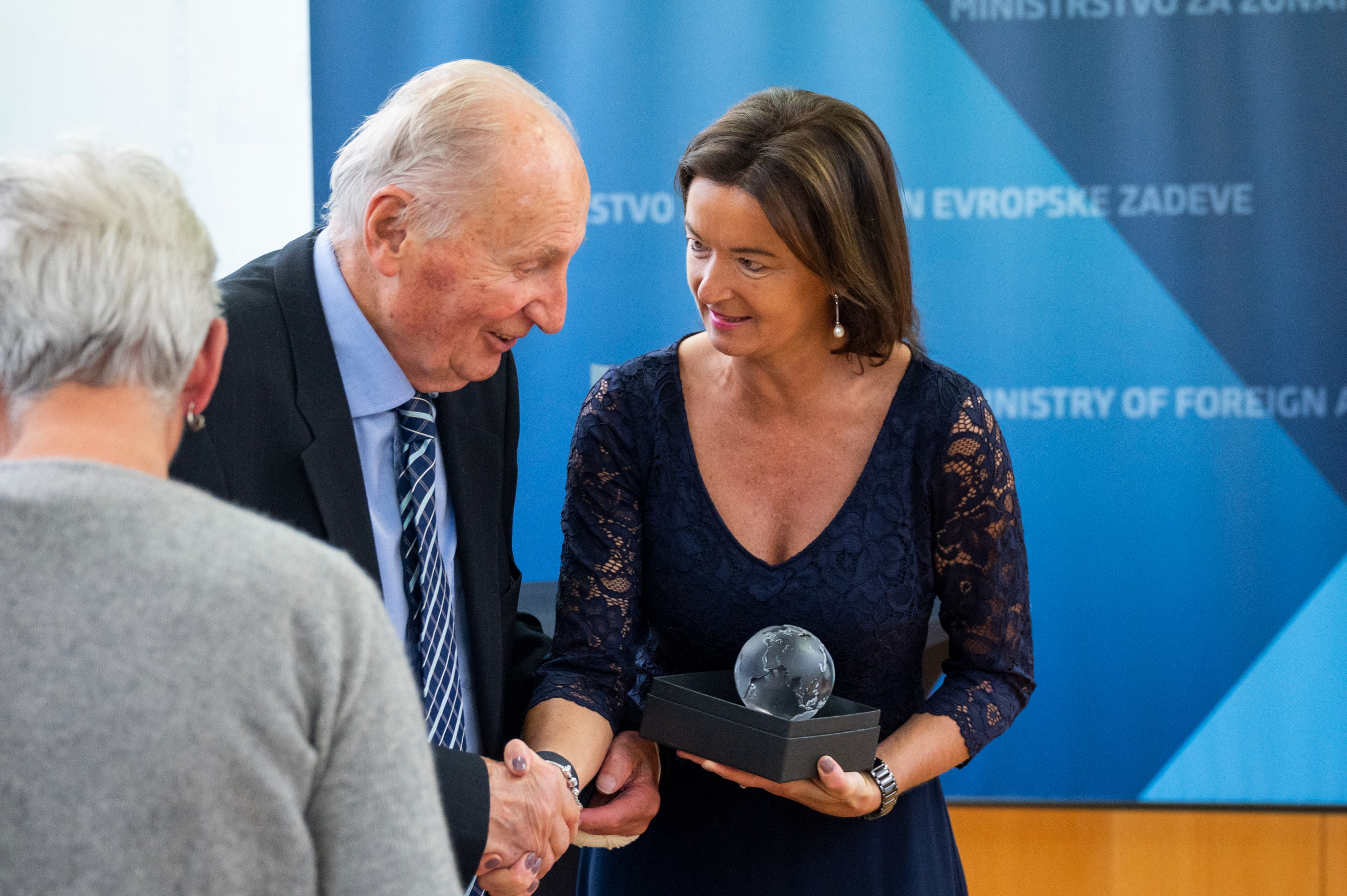 Tanja Fajon je nekdanjemu veleposlaniku in zunanjemu ministru Borisu Frlecu podelila priznanje za življenjsko delo v diplomaciji.
