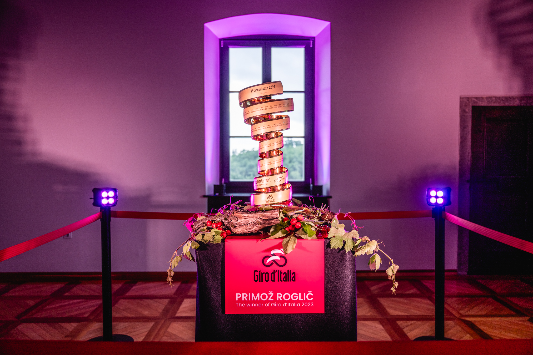 Rogličev pokal z Gira 2023 na Dobrovem