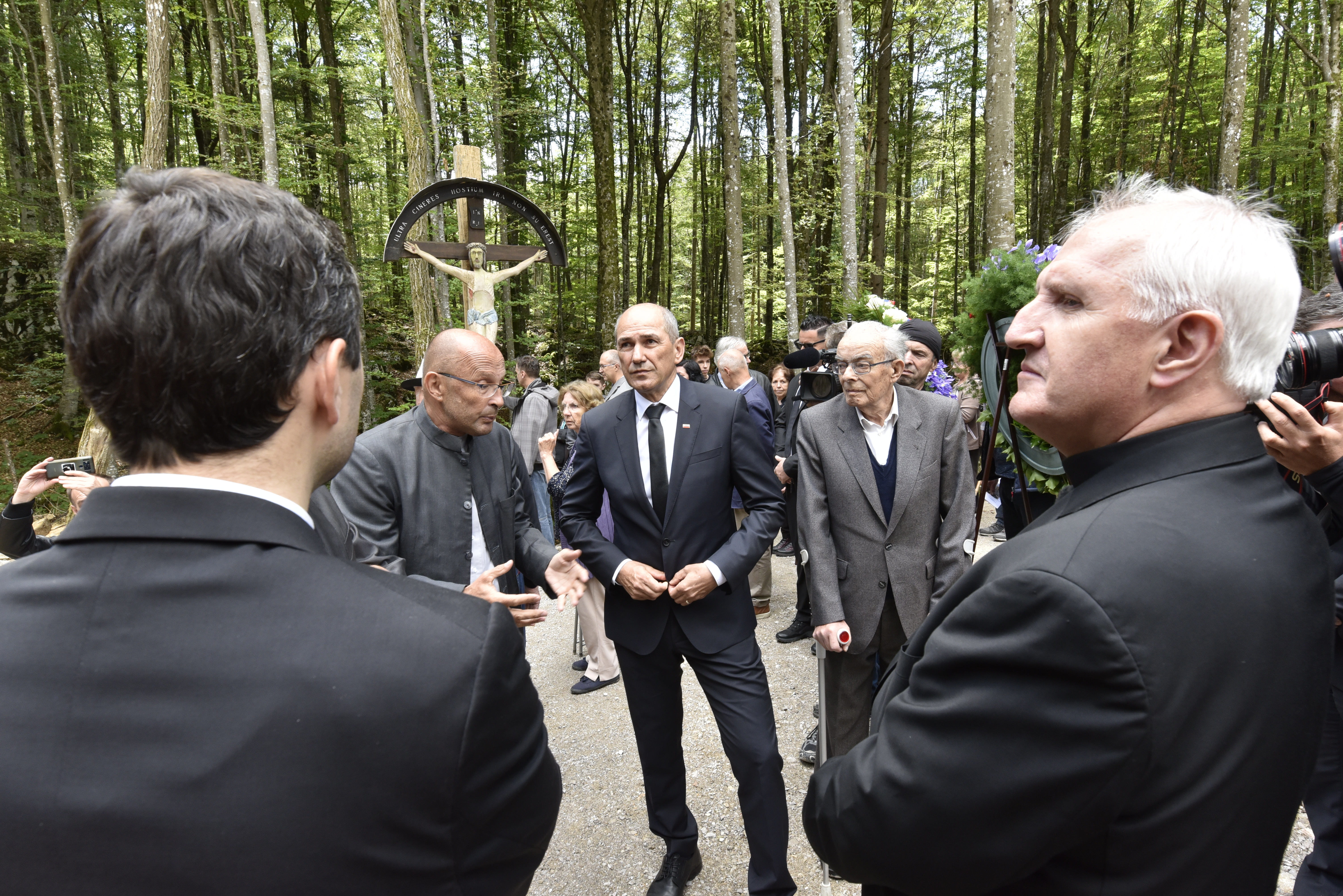 SDS za razpravo o hrambi posmrtnih ostankov iz Jame pod Macesnovo gorico