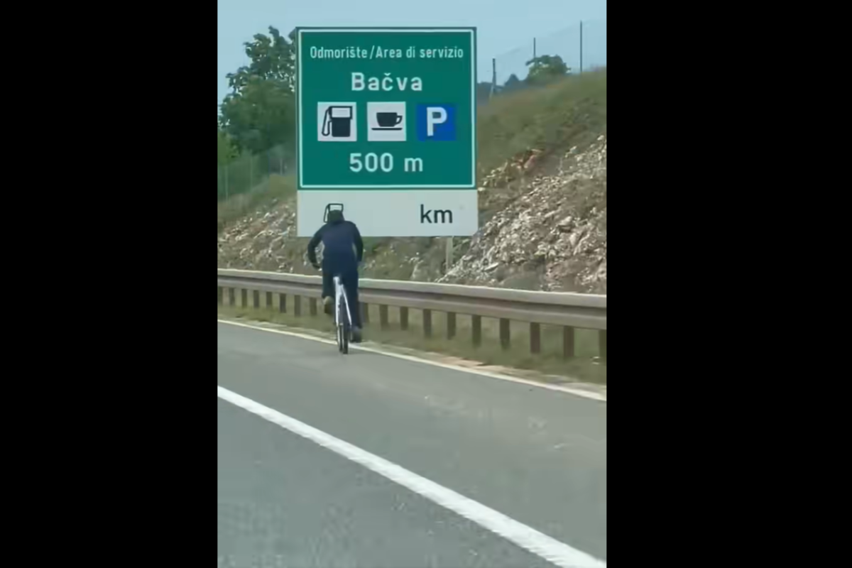Kolesar na avtocesti na Hrvaškem pri počivališču Bačva