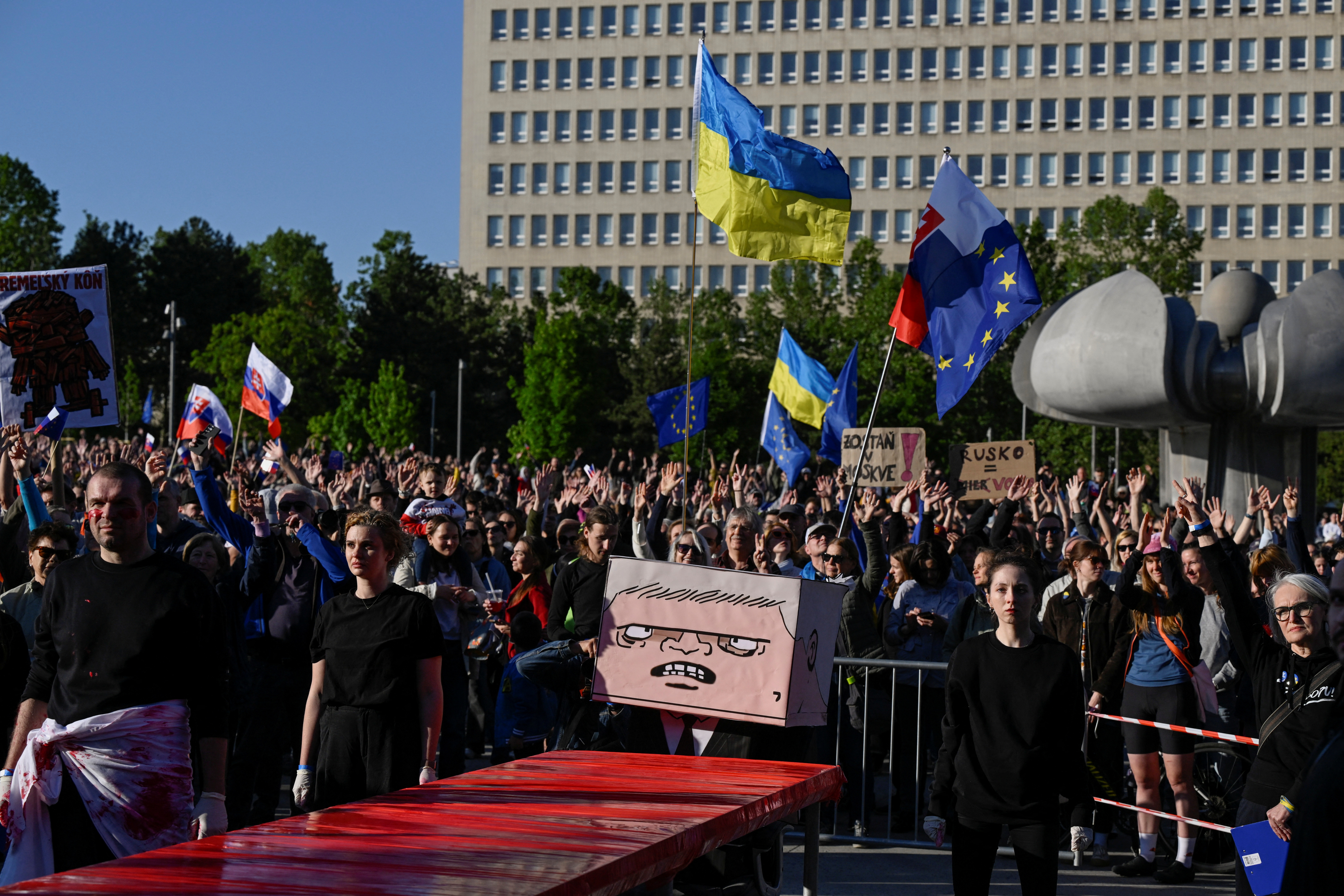 Po obisku Fica v Moskvi in srečanju s Putinom na Slovaškem potekajo protesti