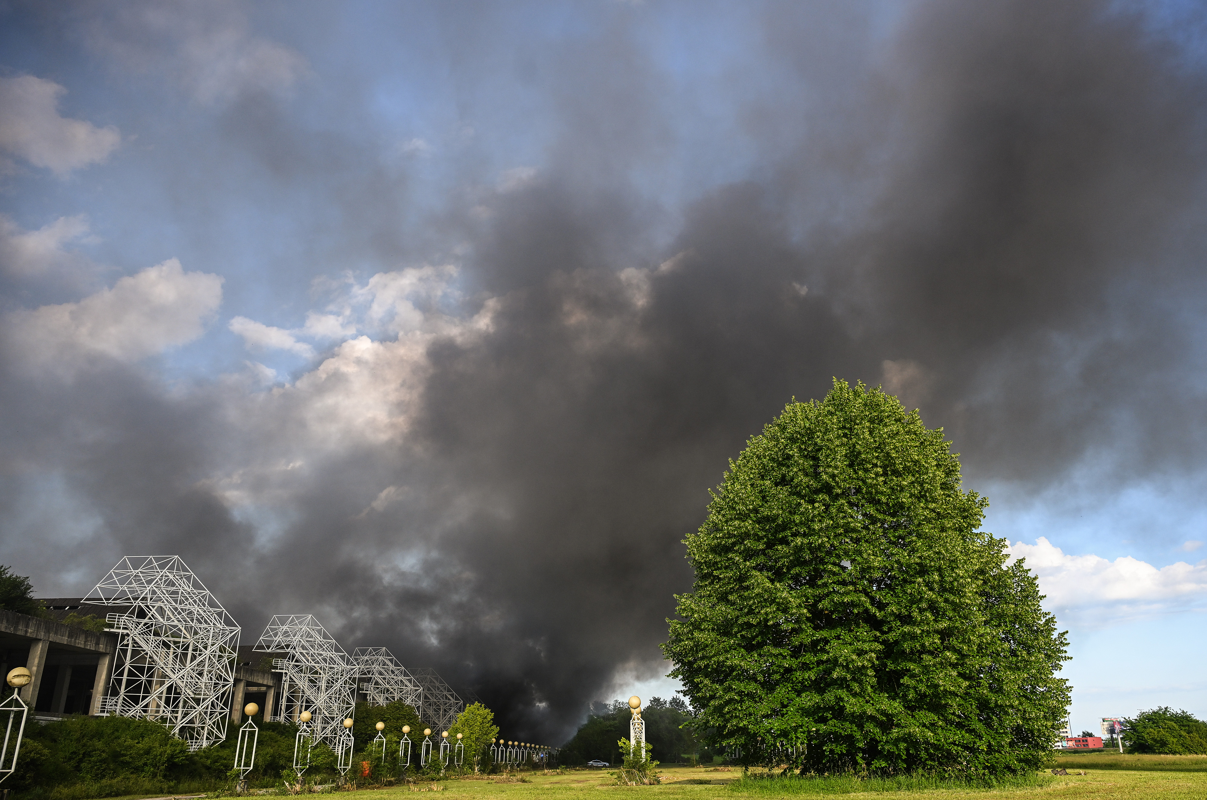 V bližini Univerzitetne bolnišnice v Zagrebu se dviga črni dim.