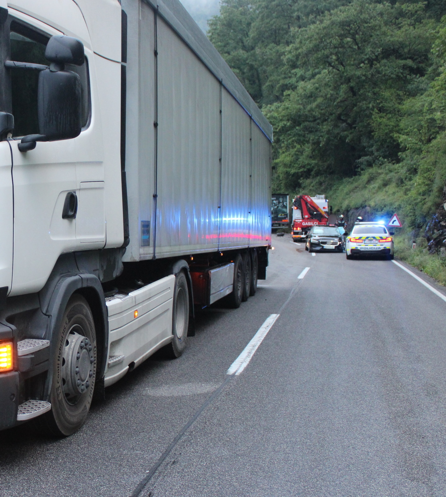 Dve tovorni in eno osebno vozilo, ki so bila udeležena v prometno nesrečo.