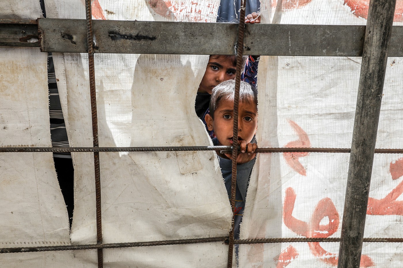 Otroka v Gazi čakata na razdeljevanje hrane.