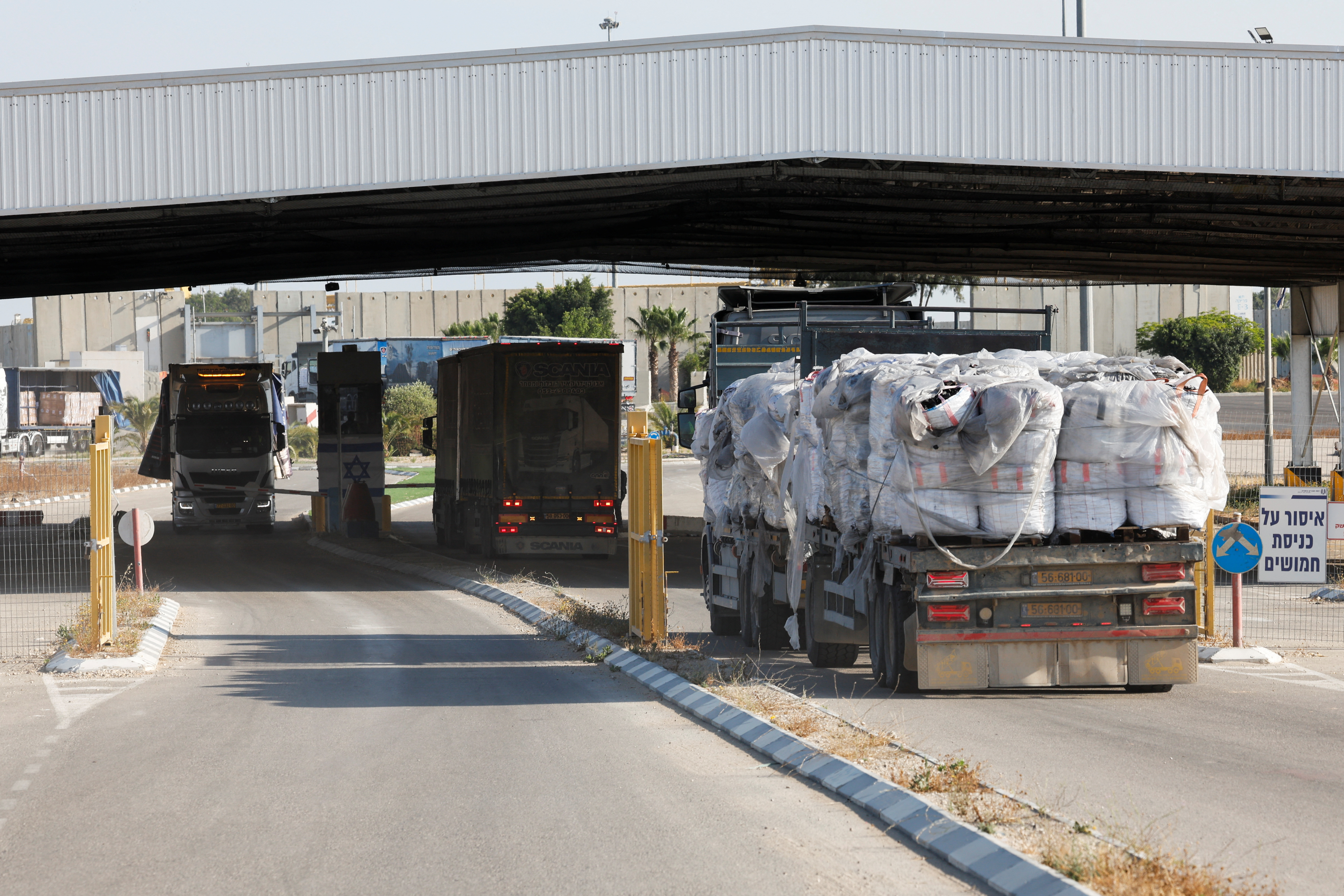 V Gazo prispelo 90 tovornjakov s humanitarno pomočjo