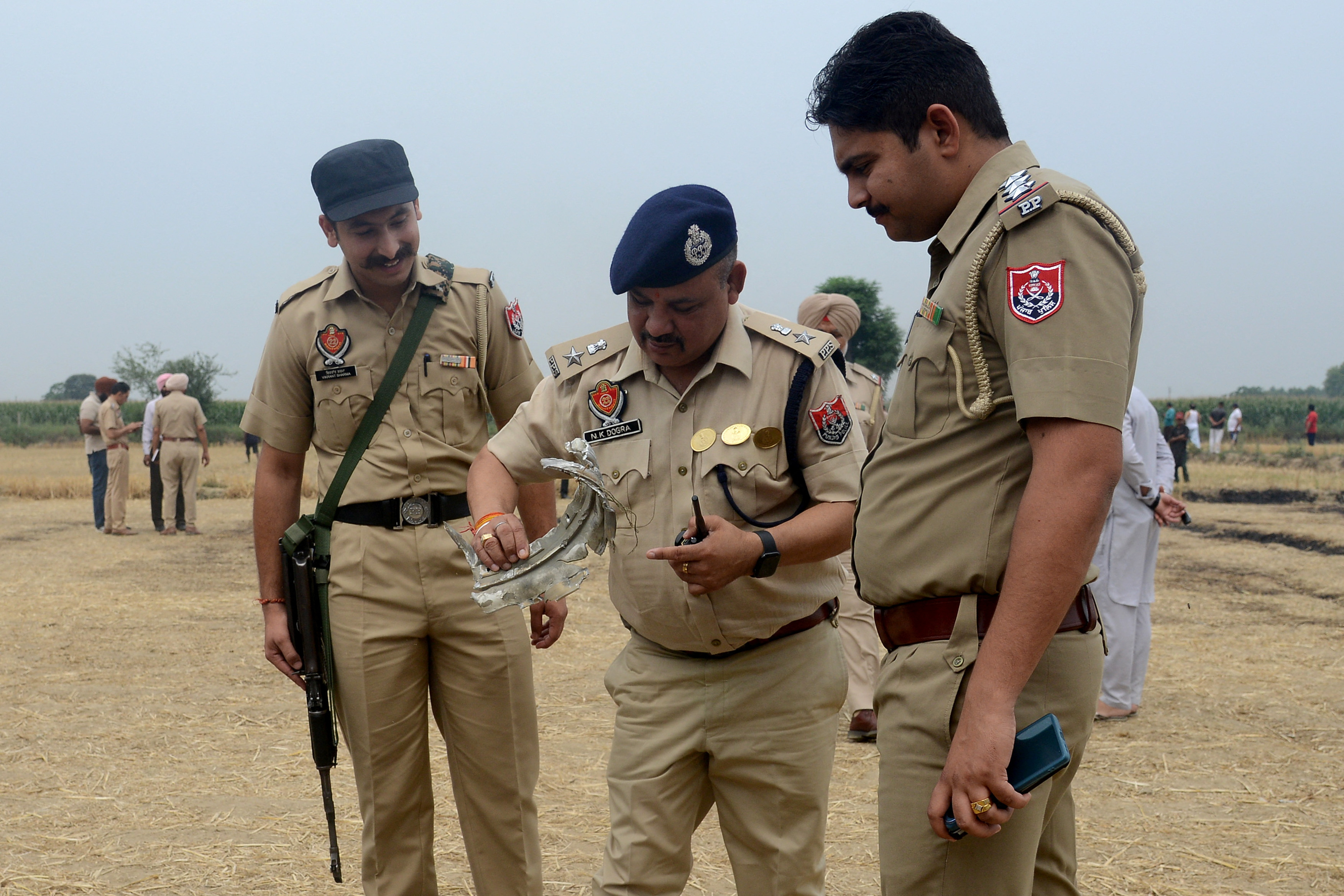 Indijski policisti preučujejo železne ostanke