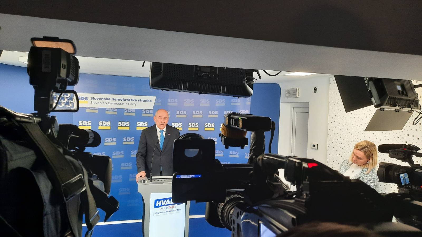 Janša se odziva na izid referenduma.