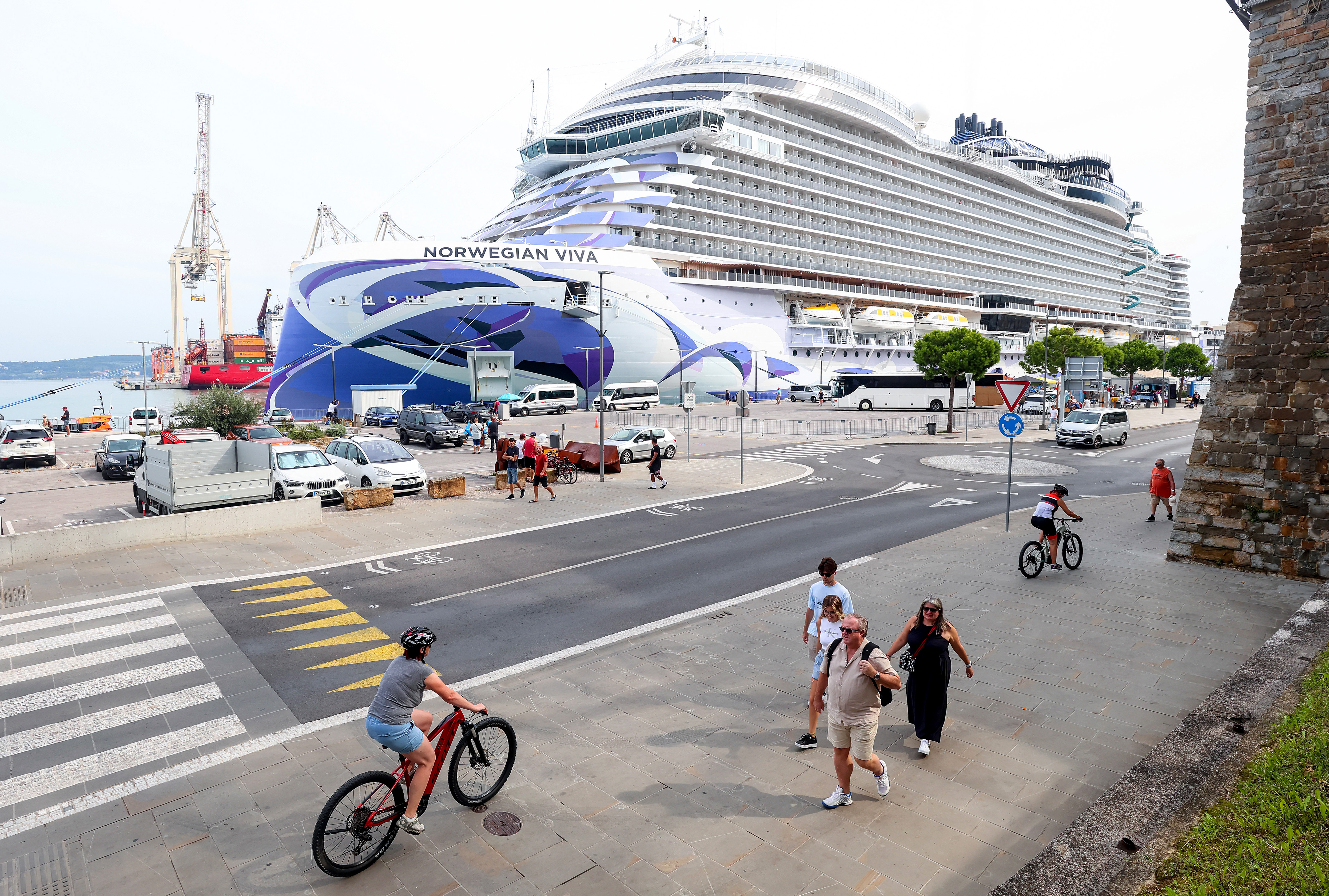 Križarka Norwegian Viva je ena največjih potniških ladij, ki je obiskala Koper.