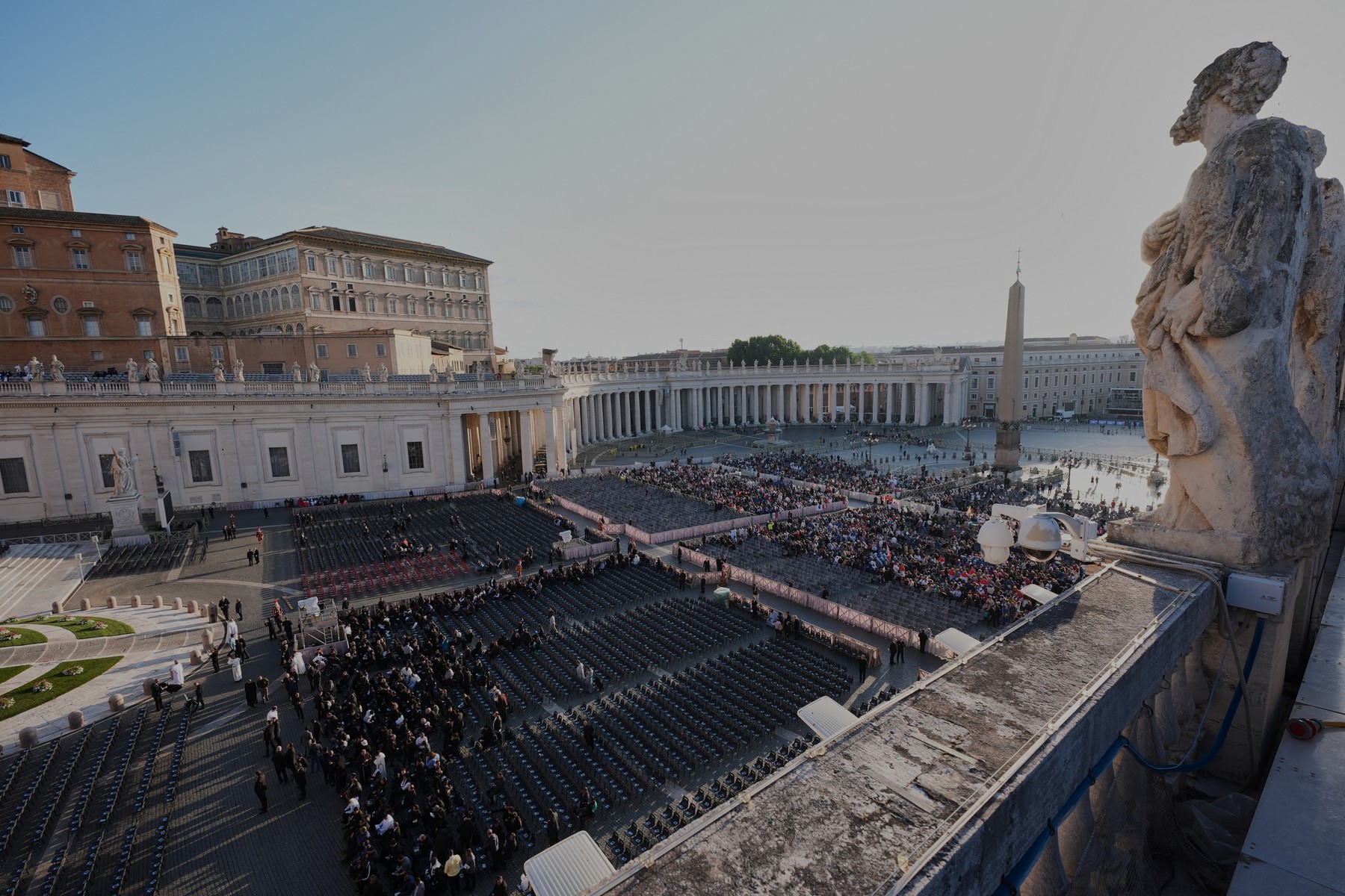 Verniki se pred prvo mašo papeža Leona XIV zbirajo v Vatikanu