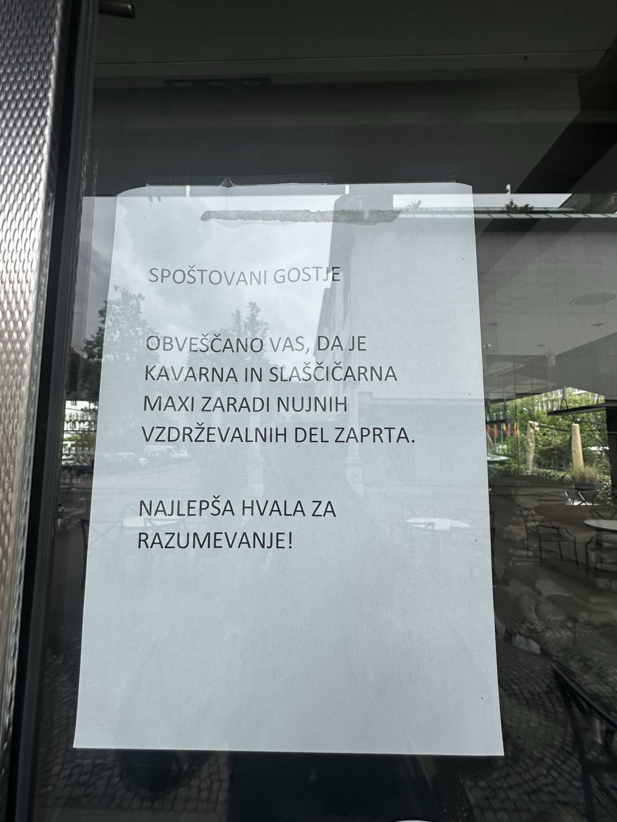 Lokali v Maxiju so zaradi onesnaženja pitne vode še vedno zaprti.