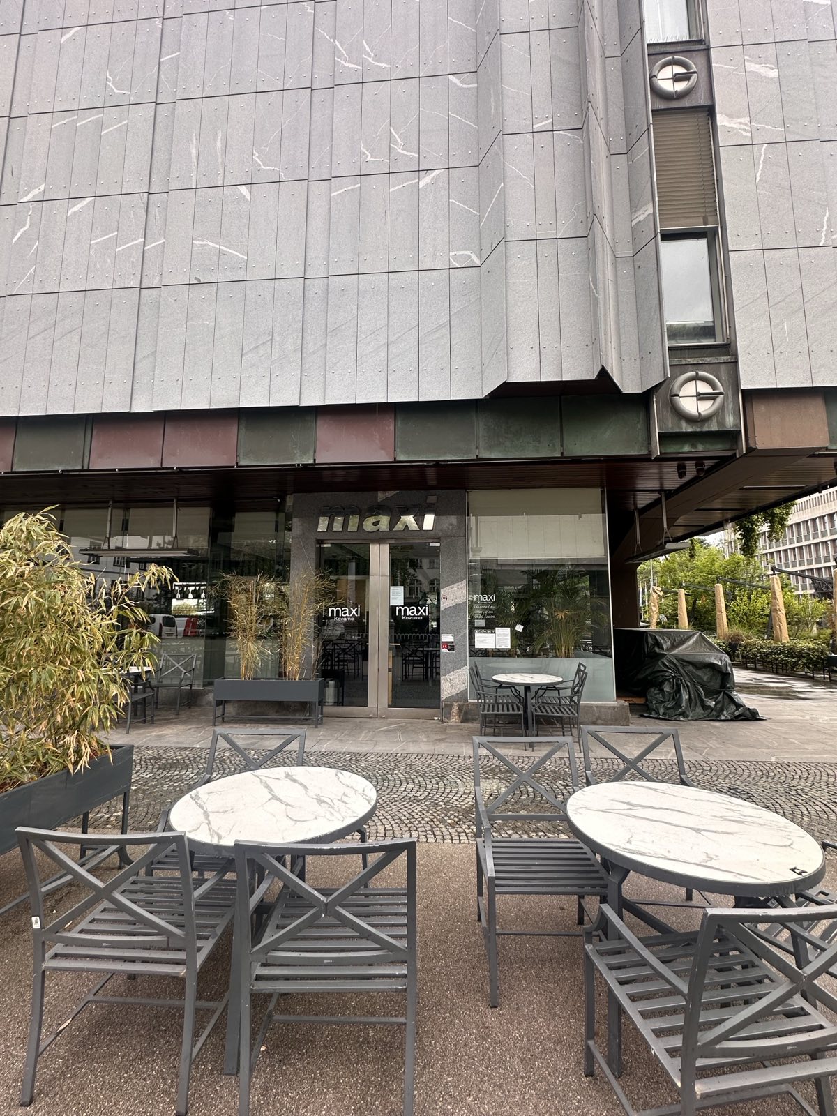 Lokali v Maxiju so zaradi onesnaženja pitne vode še vedno zaprti.