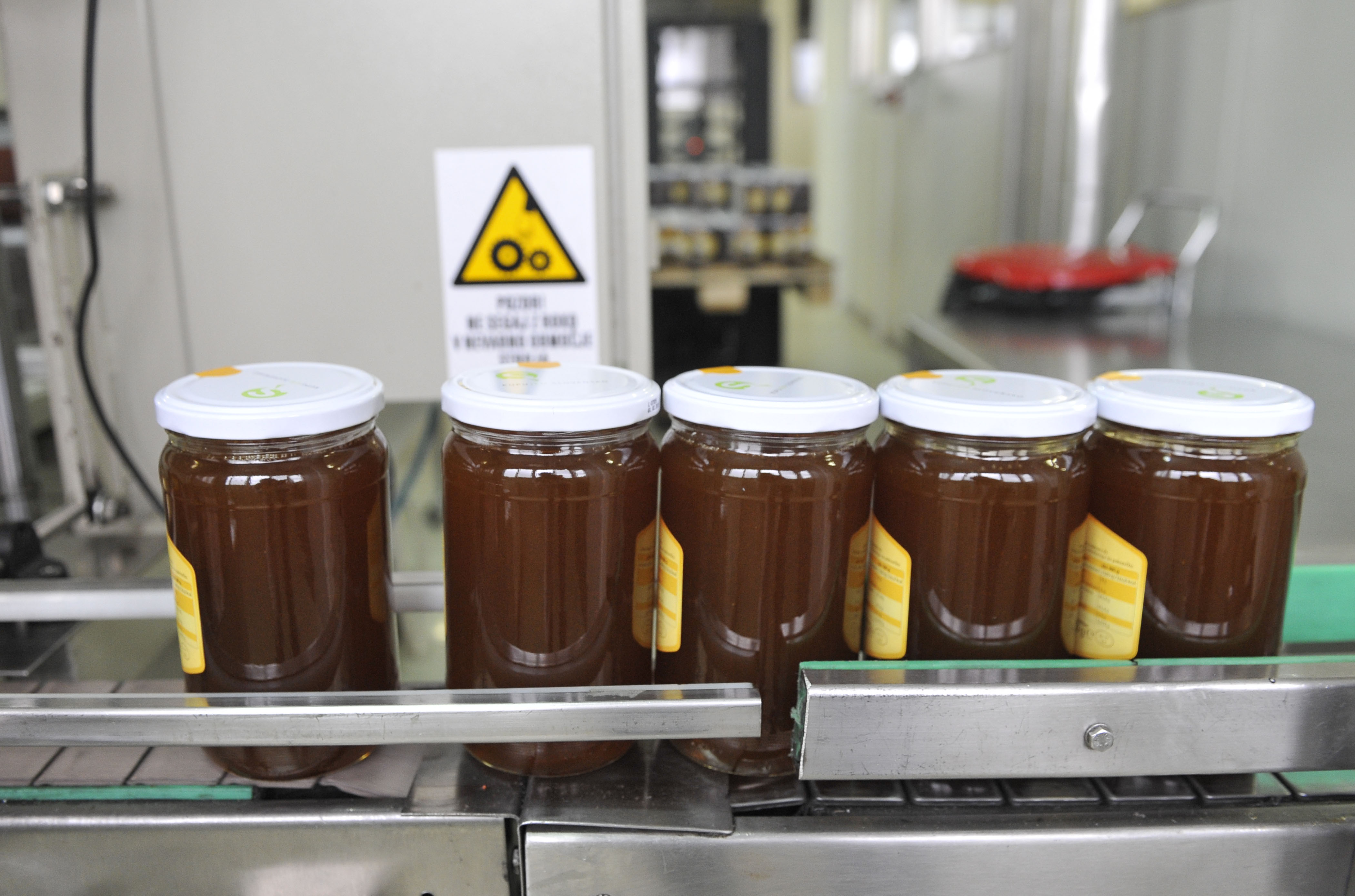 Slovenski med v kozarcih na tekočem traku