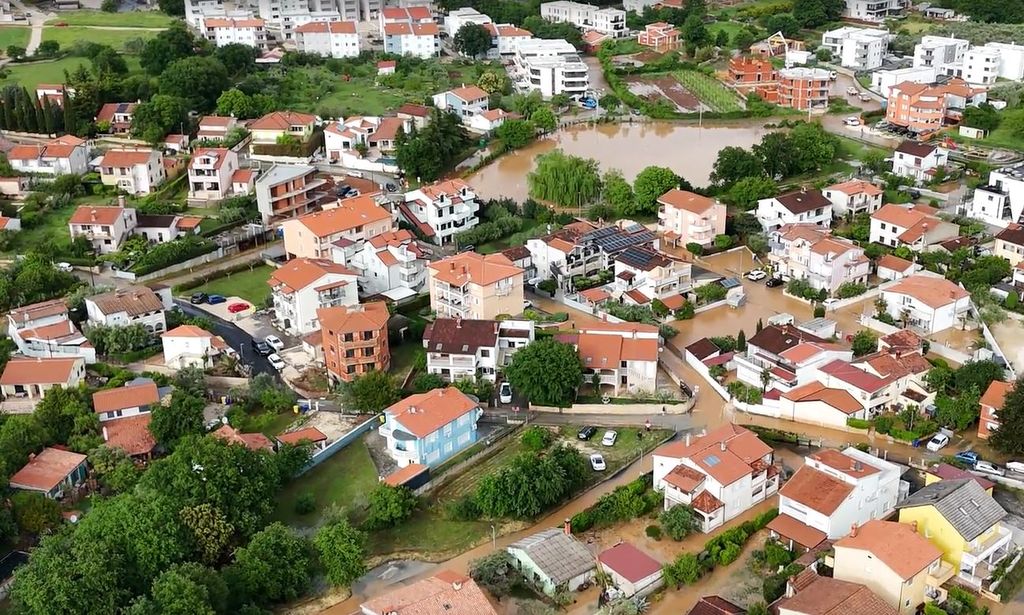 Po obilnem neurju je naselje Medulin na Hrvaškem pod vodo.