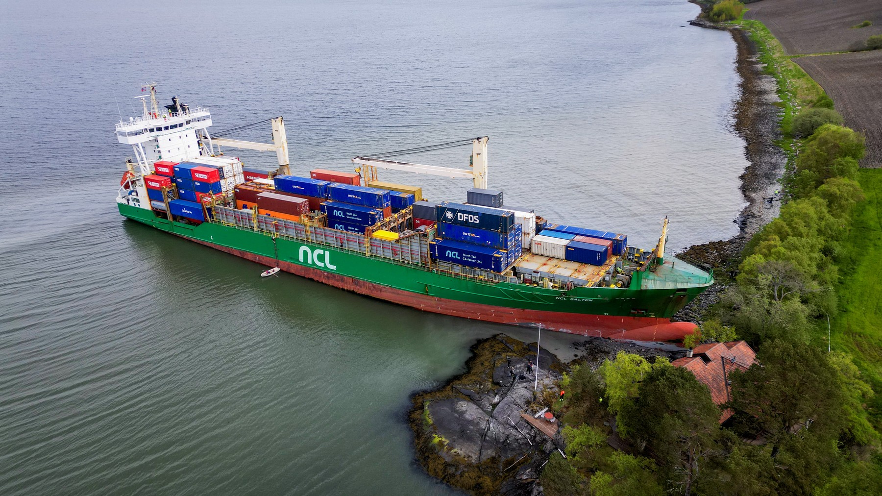 Ladja NCL Salten nasedla blizu hiše