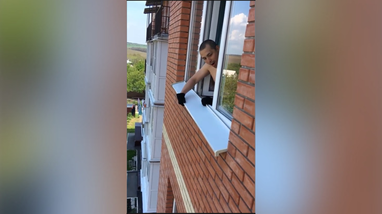 Pod okensko polico slišal nenavadne zvoke