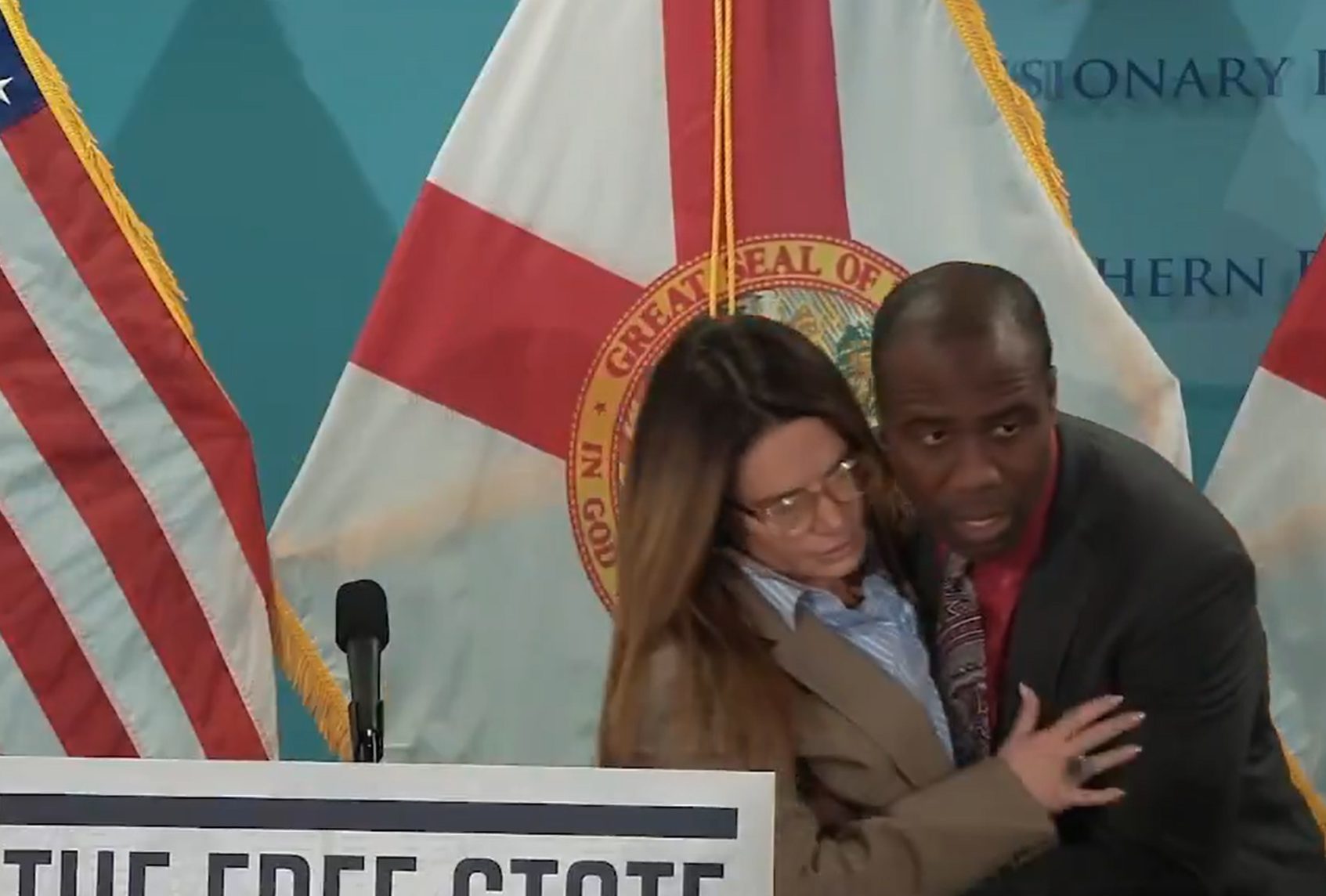 Senatorka Ileana Garcia je omedlela med novinarsko konferenco.