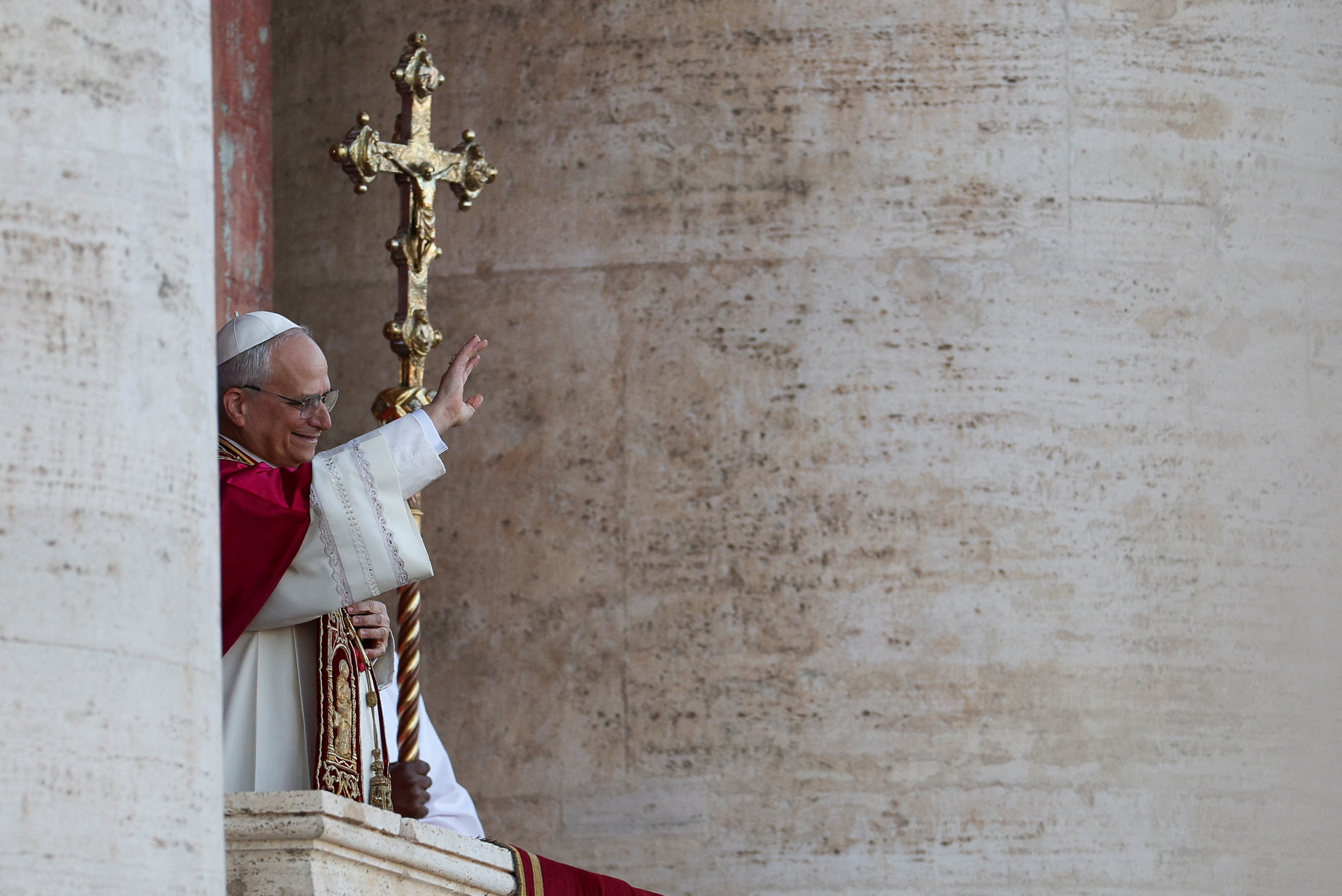 Papež Leon XIV. maha množici na Trgu svetega Petra.